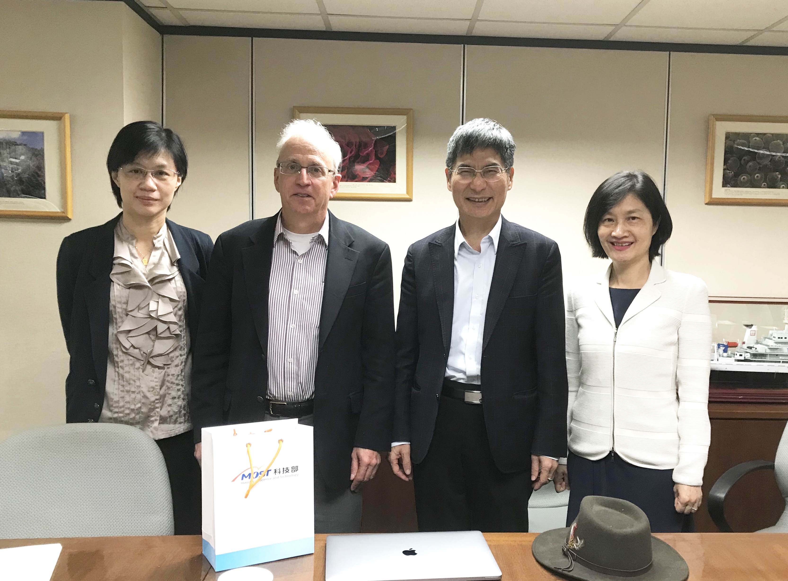 左起為科技部前瞻及應用科技司楊琇雅司長、NVIDIA資深副總裁兼首席科學家William J. Dally、科技部陳良基部長、NVIDIA全球業務副總裁暨台灣區總經理邱麗孟