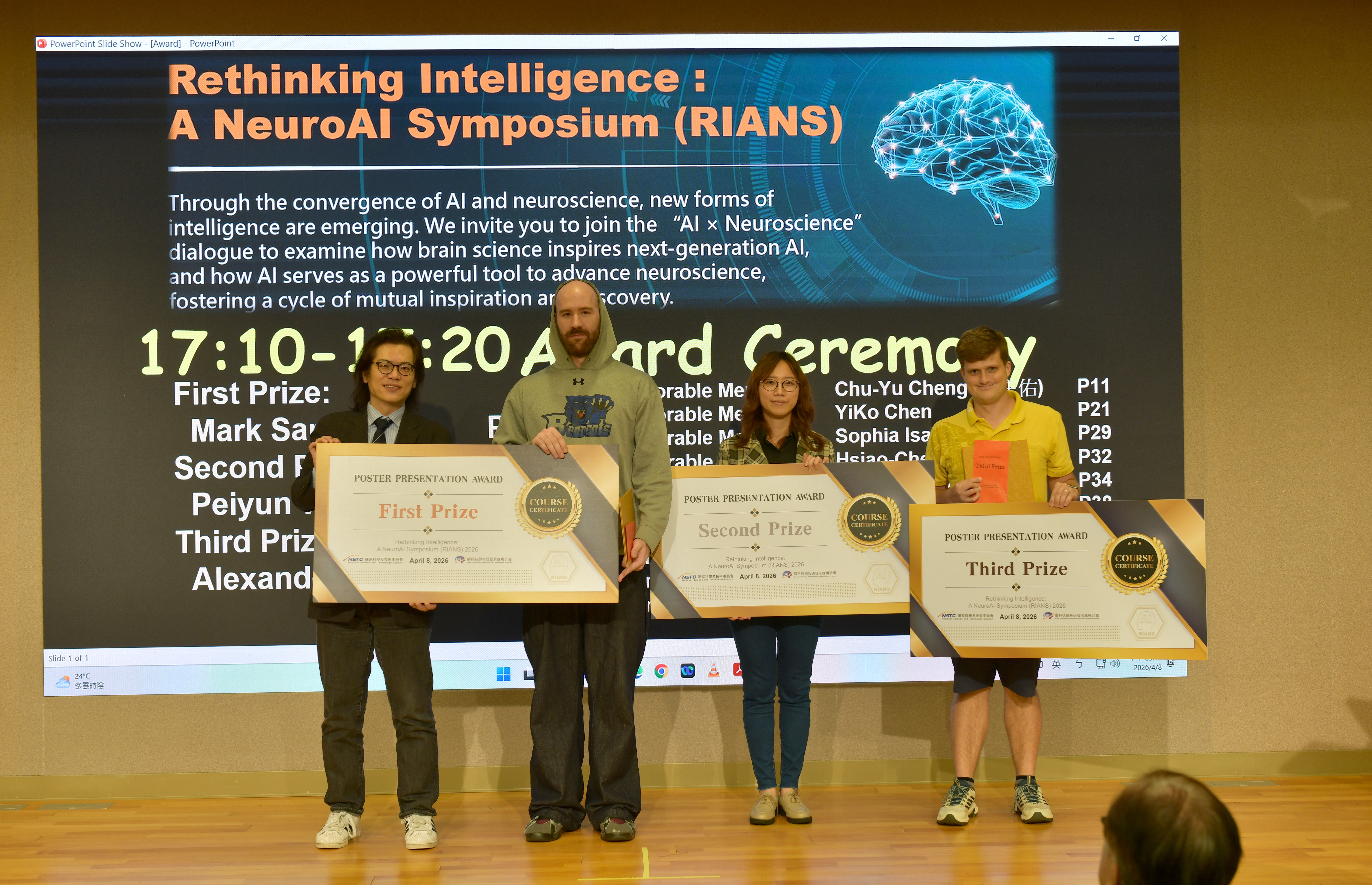 國科會陳炳宇副主委（左1）頒發海報論文獎項予優秀學生，肯定年輕學者研究成果