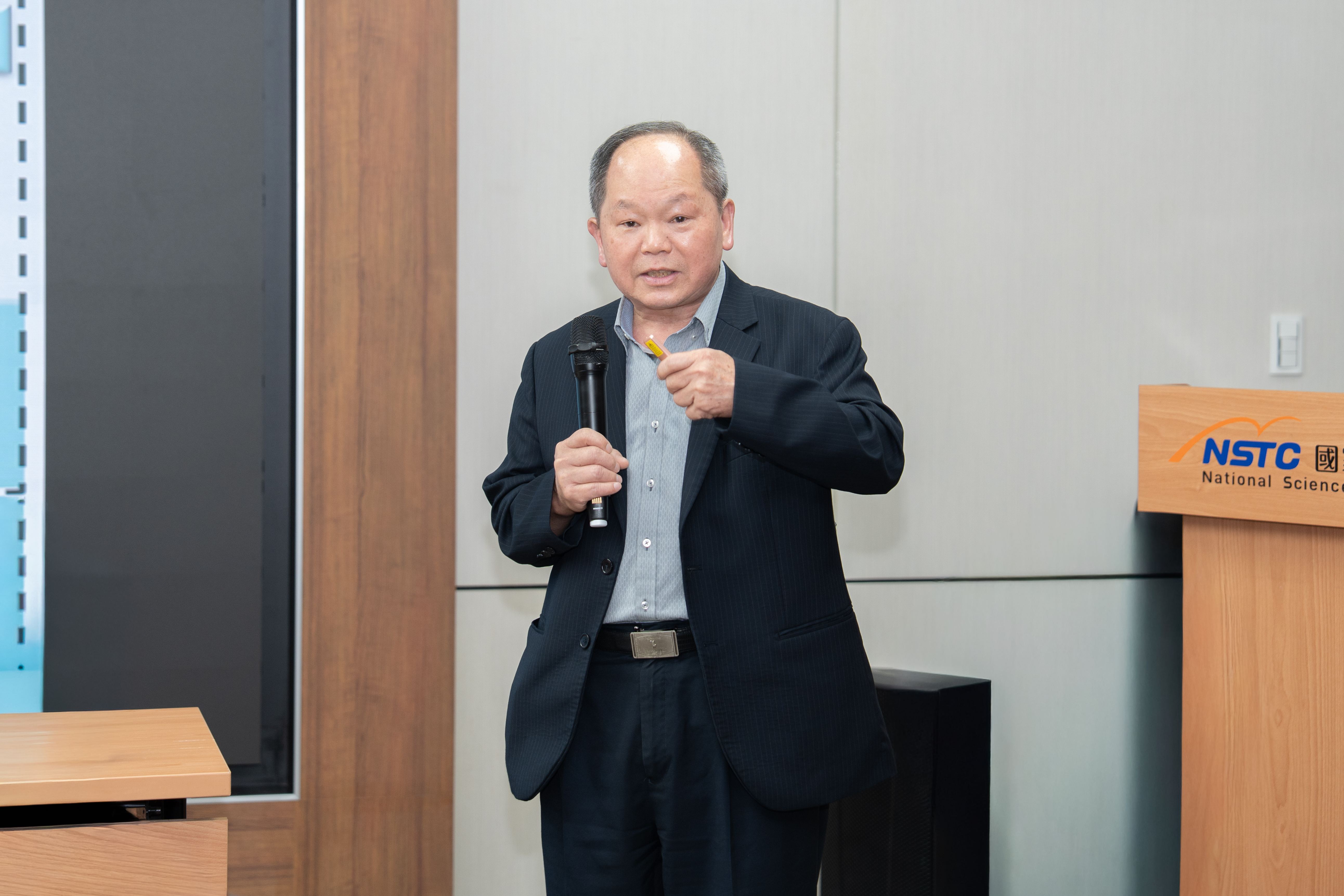 經濟部產業技術司周崇斌副司長於會中報告「矽光子研發成果與未來規劃」，表示經濟部鼓勵業者投入材料與設備開發，促進供需雙方共同提案，補足研發缺口。