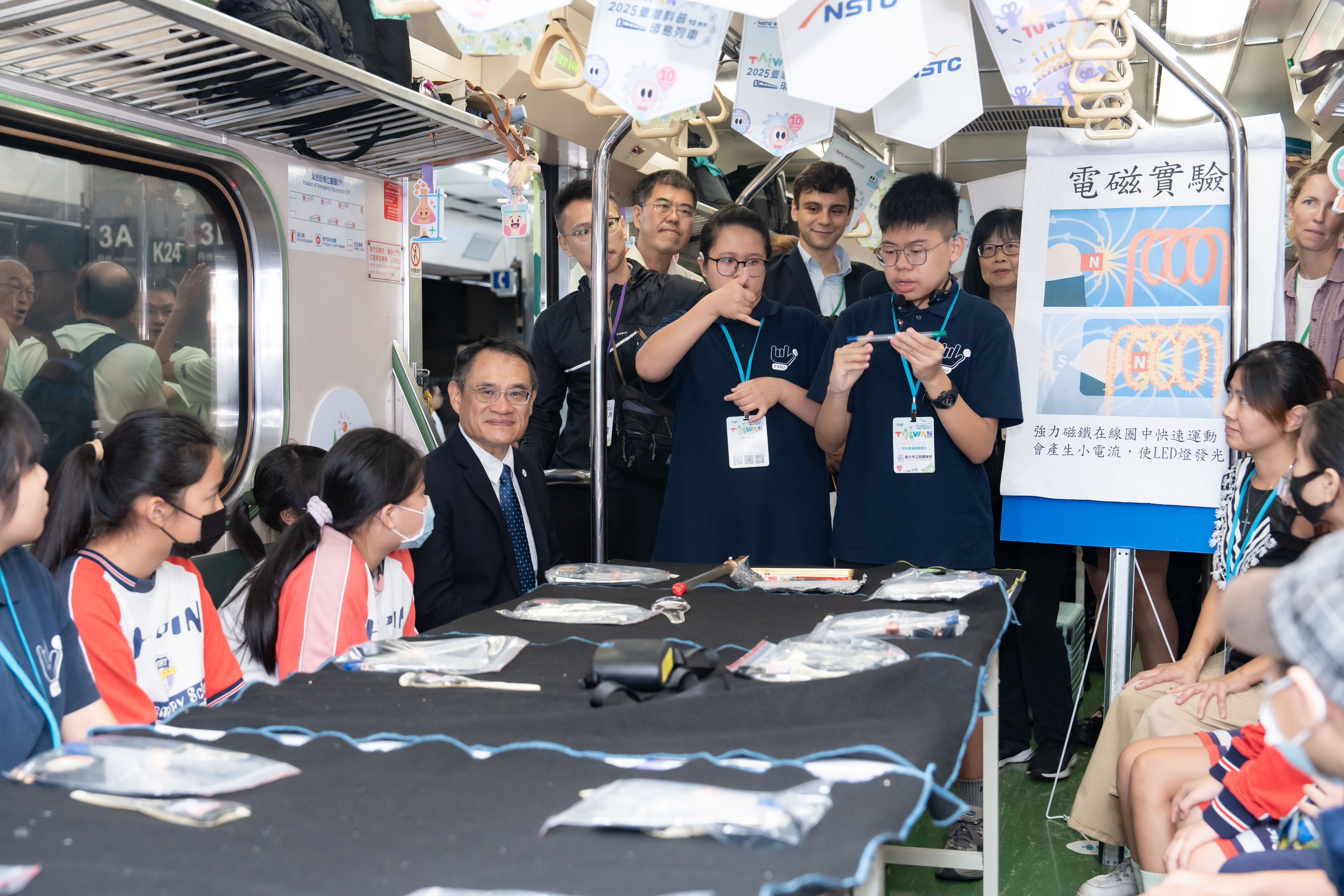 林副主委表示，2025年臺灣科普環島列車8節車廂搭載不同科學主題的特色實驗，由台灣默克集團、友達永續基金會、瑞健醫療、美商科磊基金會、上銀科技股份有限公司、數位發展部、國家實驗研究院台灣海洋科技研究中心、台灣科思創股份有限公司、荷商波士頓科技有限公司台灣分公司及國家太空中心規劃設計，相信小朋友們透過科普列車的活動，都能收穫滿滿。