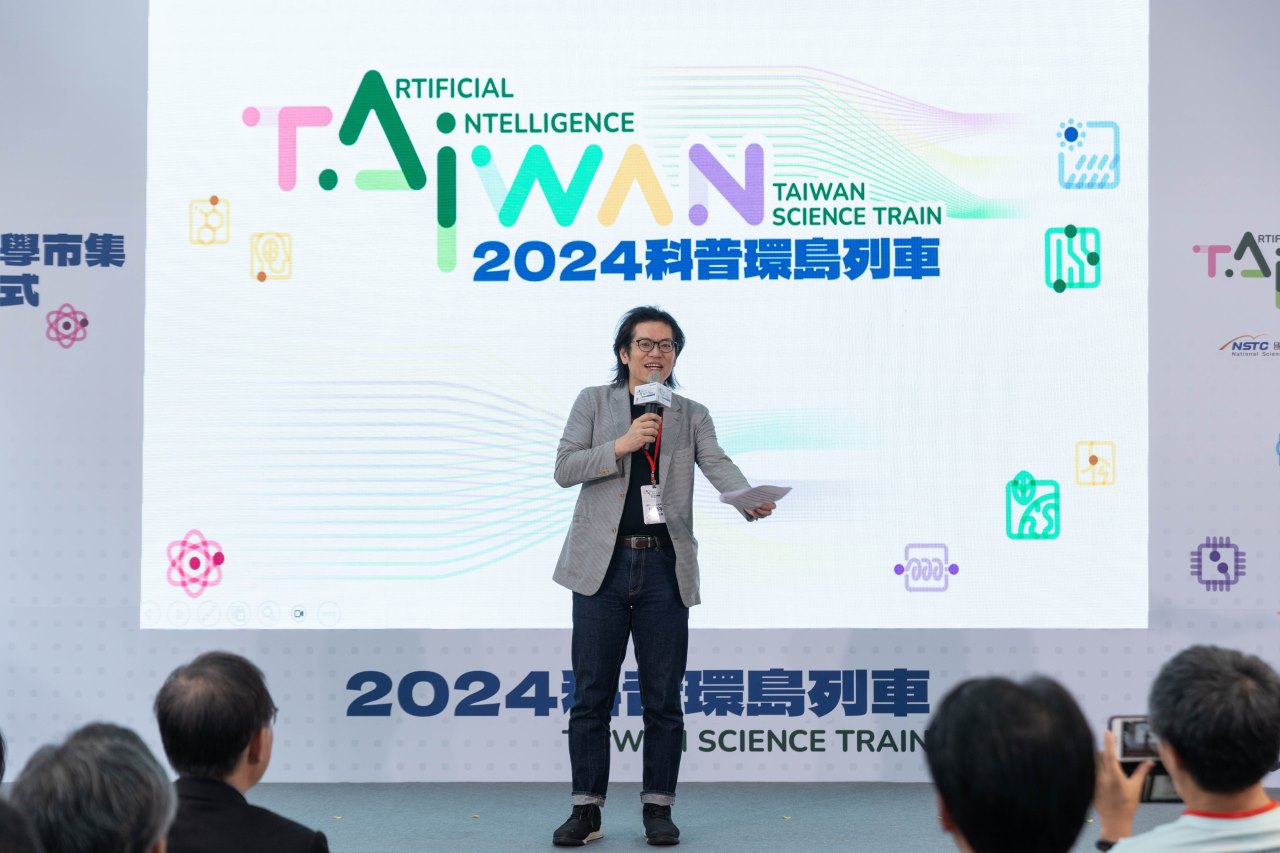 國科會副主委陳炳宇表示，今年科普環島列車在全臺熱愛科學的師生熱情參與下，行駛近900公里，列車上的8節車廂搭載各種科技主題特色實驗，讓同學們透過實驗活動認識AI人工智慧、世代通訊技術、數位孿生、半導體等科學新知。