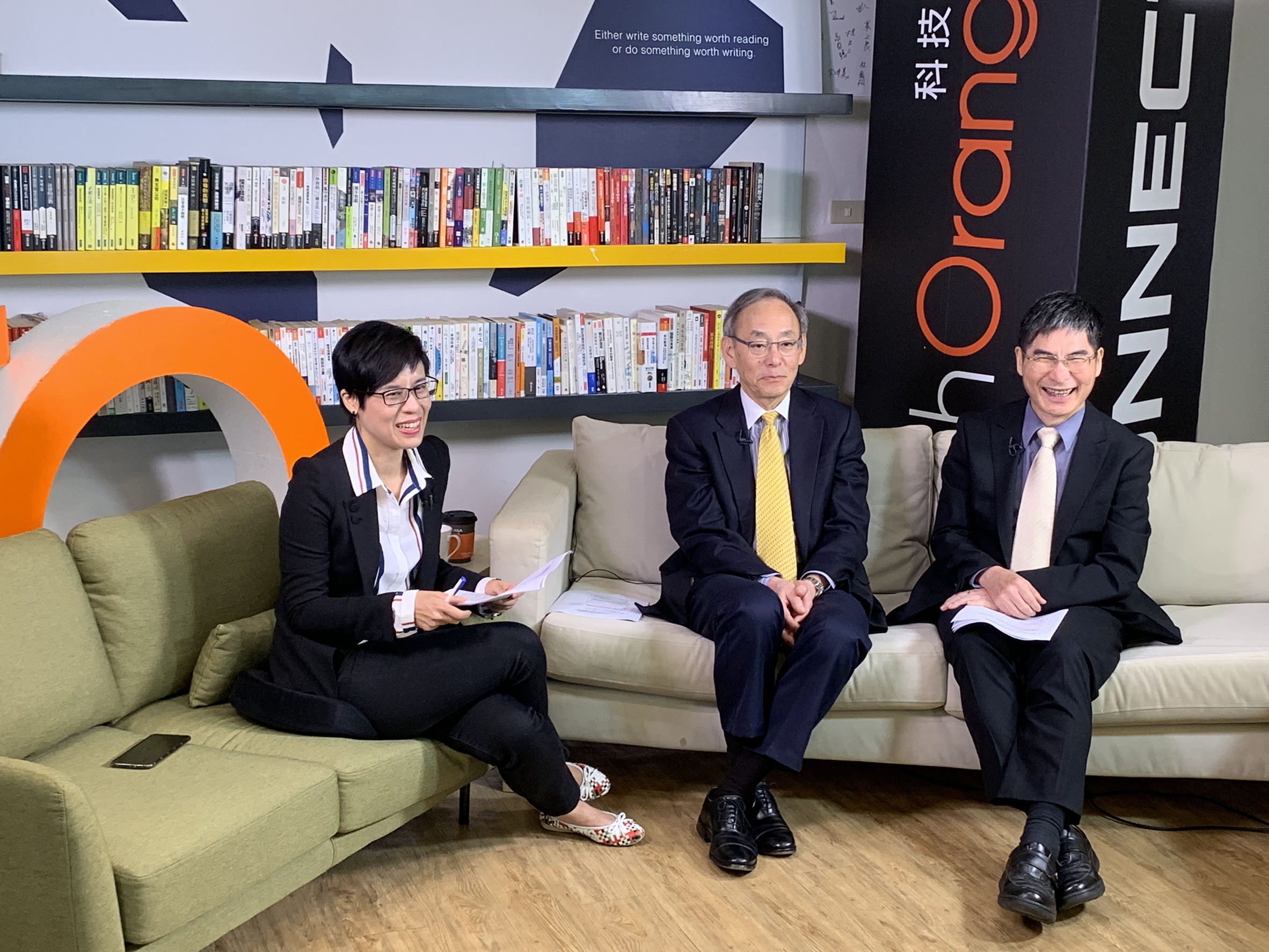 科技部陳良基部長(右)與朱棣文院士(中)與科技報橘主持人張育寧(左) 從新科技與創新經濟角度，對談「臺美能源科技發展與政策方針」。