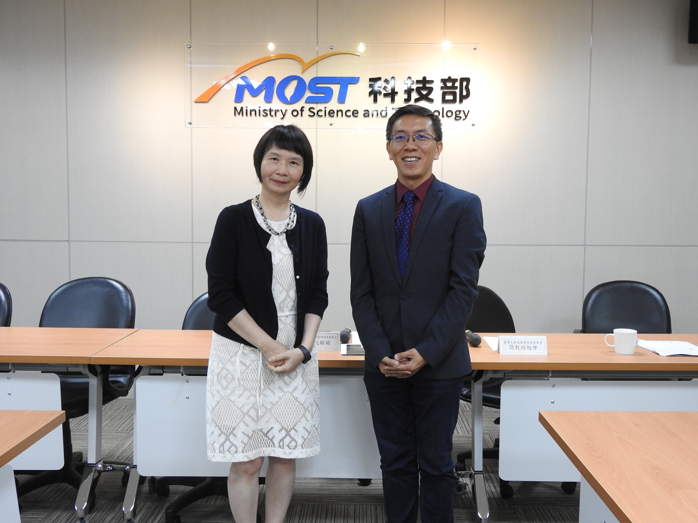 科技部人文司鄭毓瑜司長(左)與臺灣大學地理環境資源學系簡旭伸教授合影
