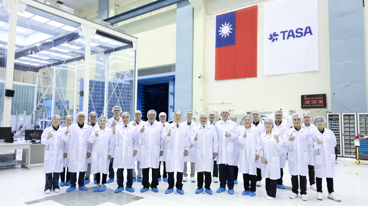 圖一  賴總統與吳主委視導福衛八號