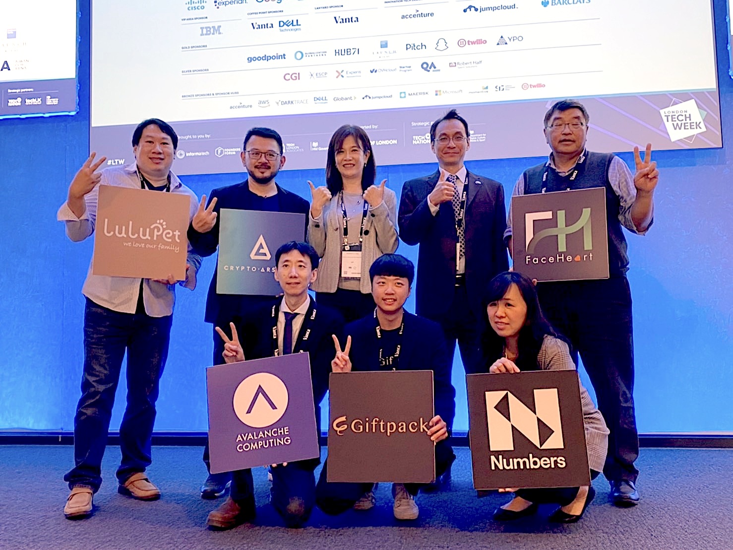 科技部TTA率團參加英國「倫敦科技週」(London Tech Week)，６家科技新創入圍代表臺灣參加國際發表會( International Elevator Funders Pitch)13日站上展會焦點舞台（左上至右下依序)智聯科技、奇策智能雲端、科技部產學及園區業務司司長許增如、駐英國台北代表處科技組組長邱國峰、鉅怡智慧、奎景運算科技、芯符、主張數據）
