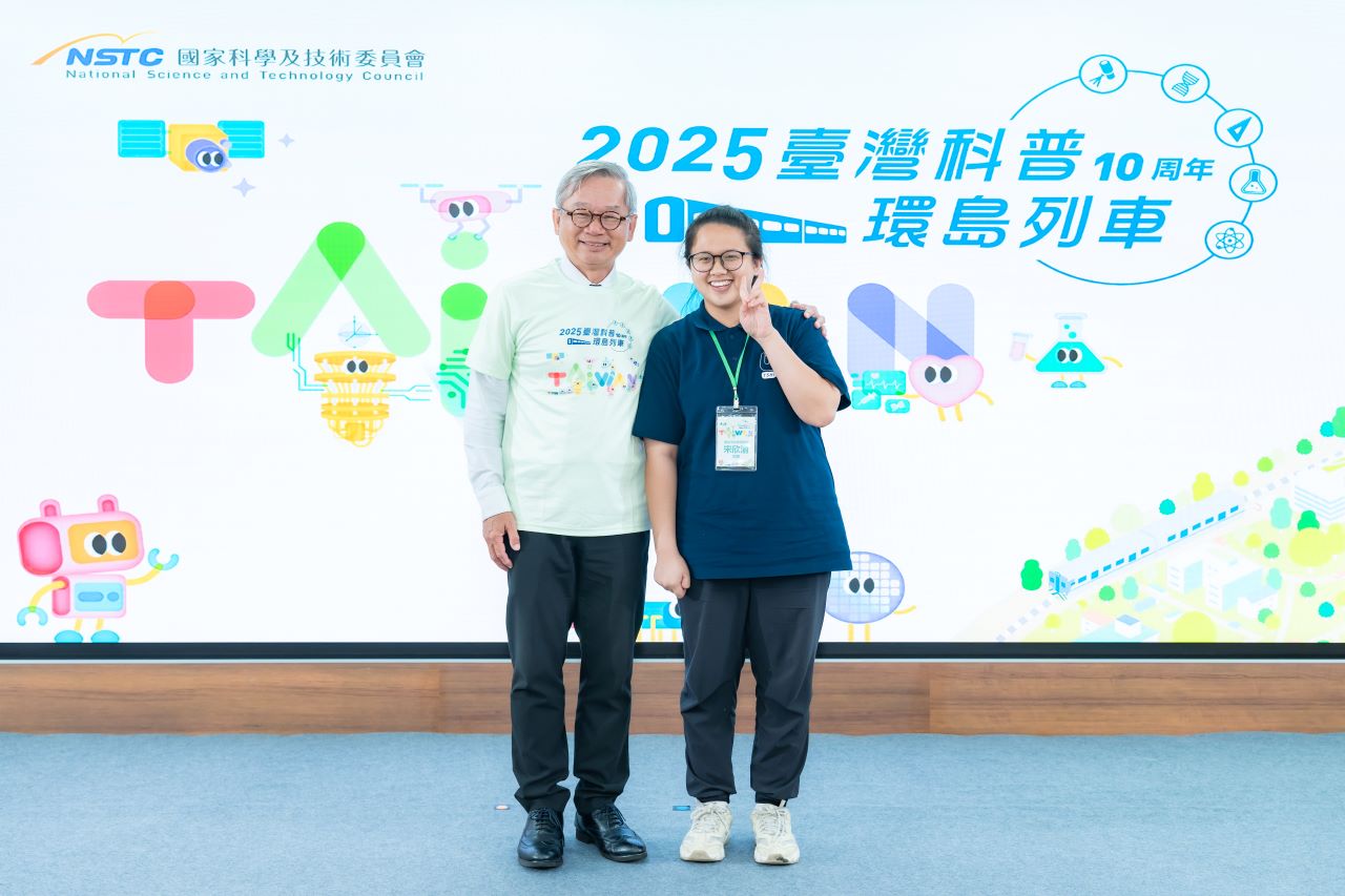 來自臺北啟聰學校的宋欣渝同學(右)，曾於2018年就讀花蓮新城國小時搭上科普列車，啟發了她對自然科學的好奇心。如今她已是高三學生，今年將以「車廂關主」的身份回到列車上服務解說。這段跨越7年的旅程，不僅是她個人的成長足跡，更象徵著科普教育影響力的傳承。