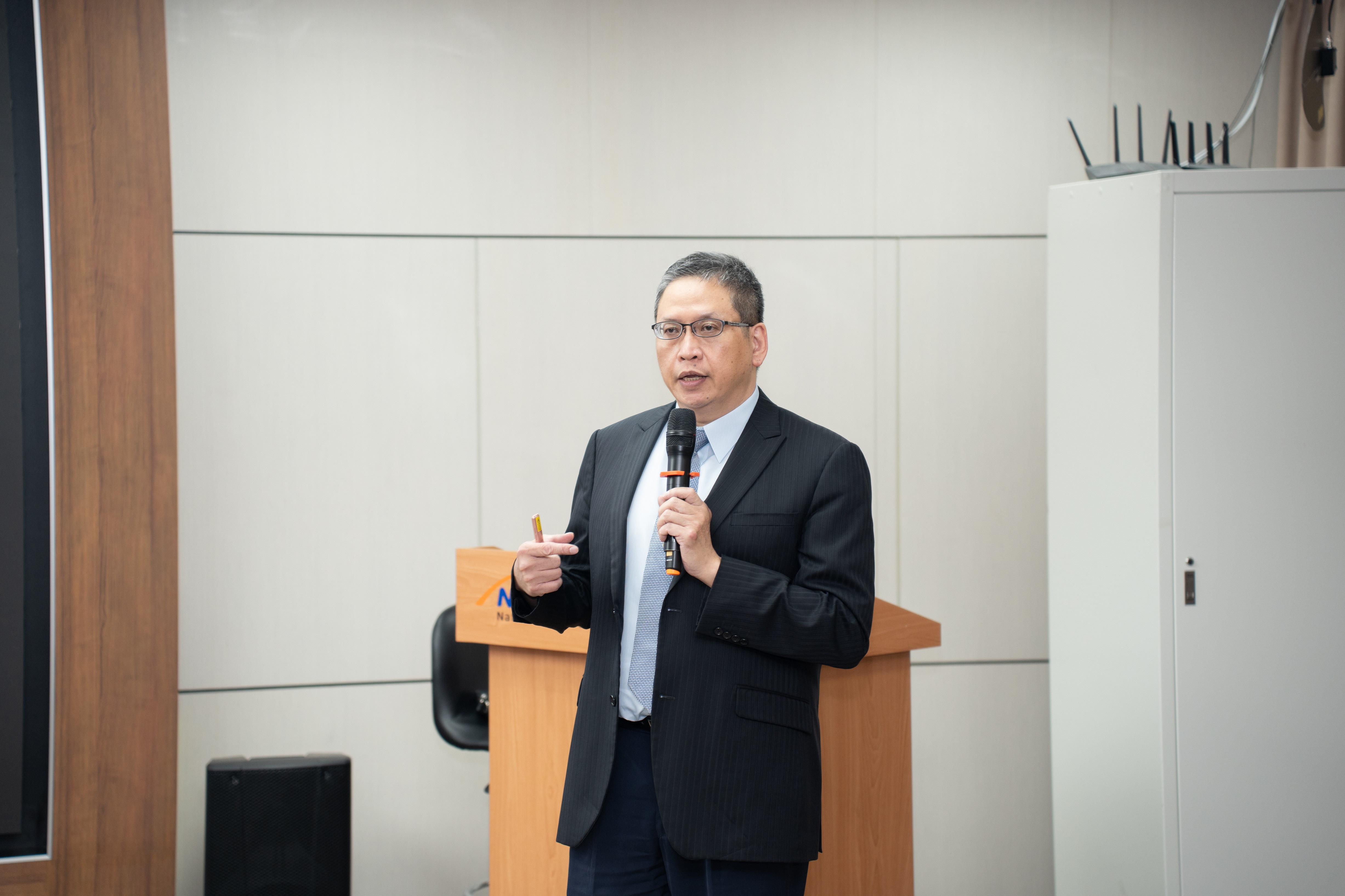 數位發展部數位政府司王誠明司長在簡報中說明「服務型智慧政府2.0推動計畫(2021 - 2025年)」執行情形，包括在政府開放資料方面，已釋出逾5萬項資料集；個人化資料自主運用(MyData)平台已提供142項個人資料服務；跨機關資料傳輸平台T-Road則已介接66個機關、逾200項服務，計畫成果豐碩。