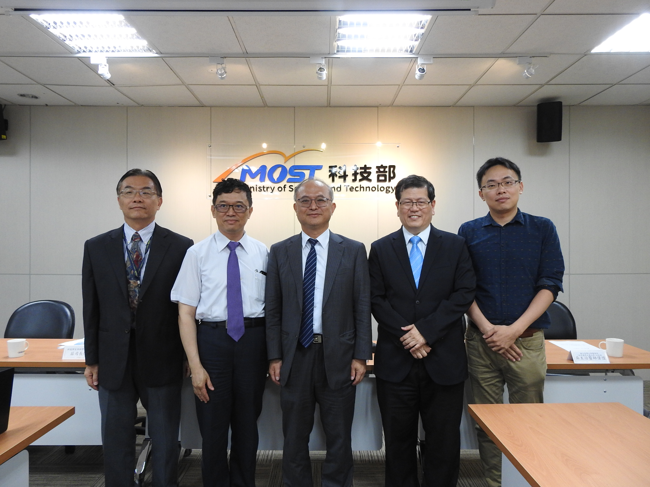合影左起為科技部生科司莊偉哲司長、科技部謝達斌次長、臺大醫學院內科吳明賢教授、臺大食品科技研究所沈立言特聘教授、臺大醫學院附設醫院北護分院吳偉愷主治醫師