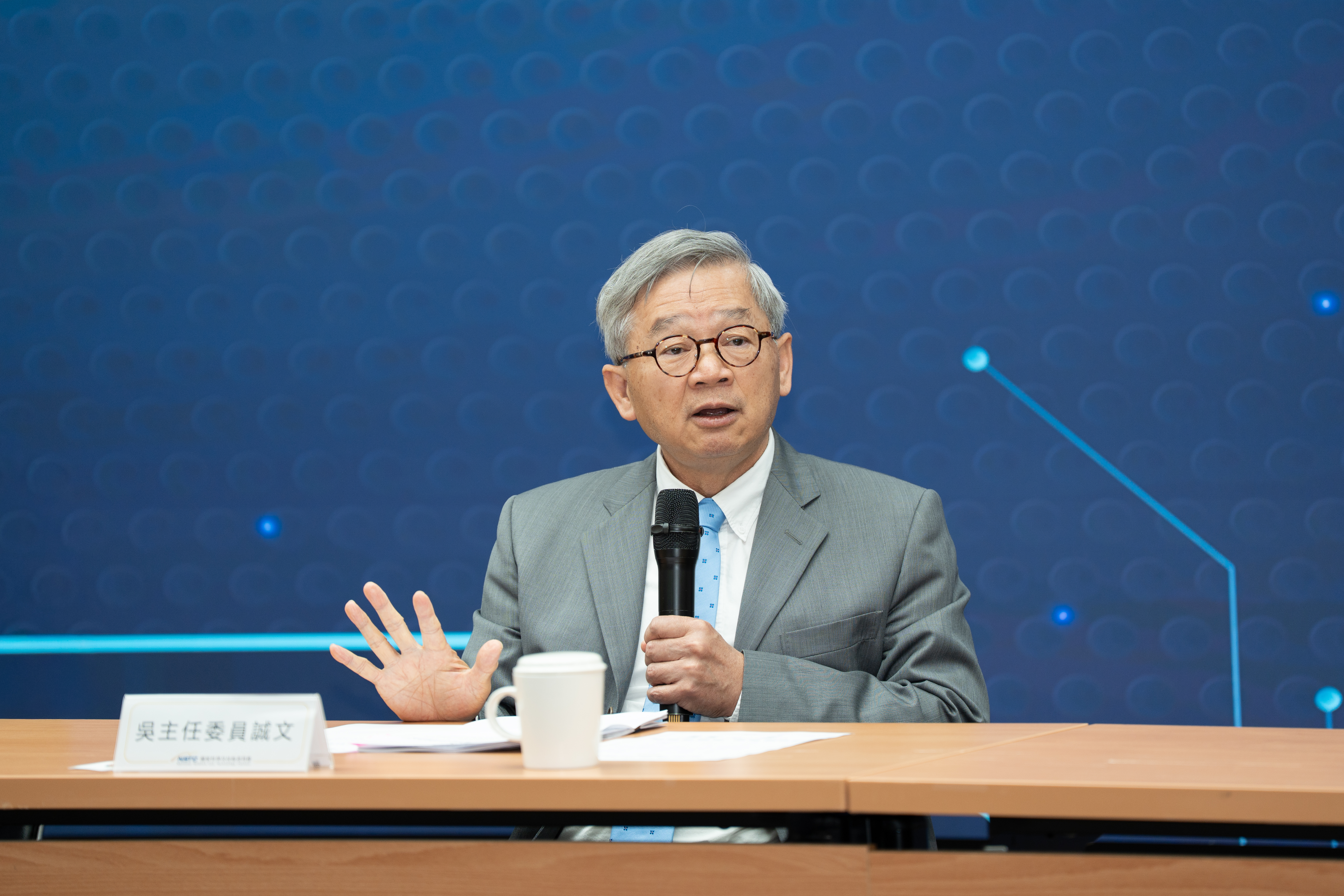 國科會吳誠文主委希望立法院能盡速通過115年預算，以促進我國科技產業發展，並表示我國科技產業發展受世界矚目，期望此成長動能帶動其他產業一同努力，讓臺灣更加繁榮。