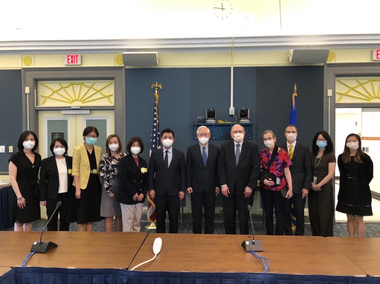  科技部吳政忠部長一行於6月8日上午訪問美國國家衛生研究院（NIH）合影