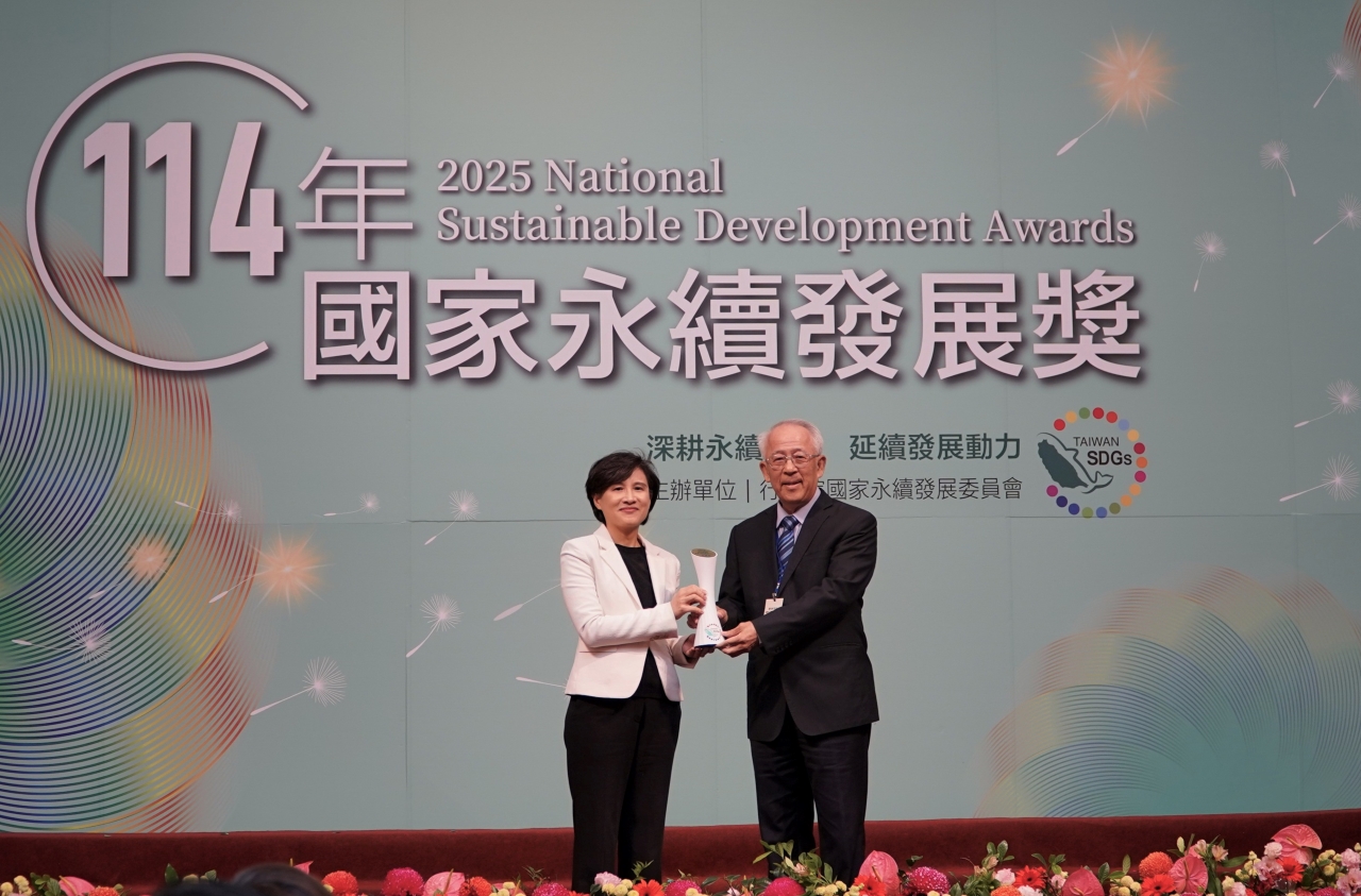 陳弘宇主任代表受獎