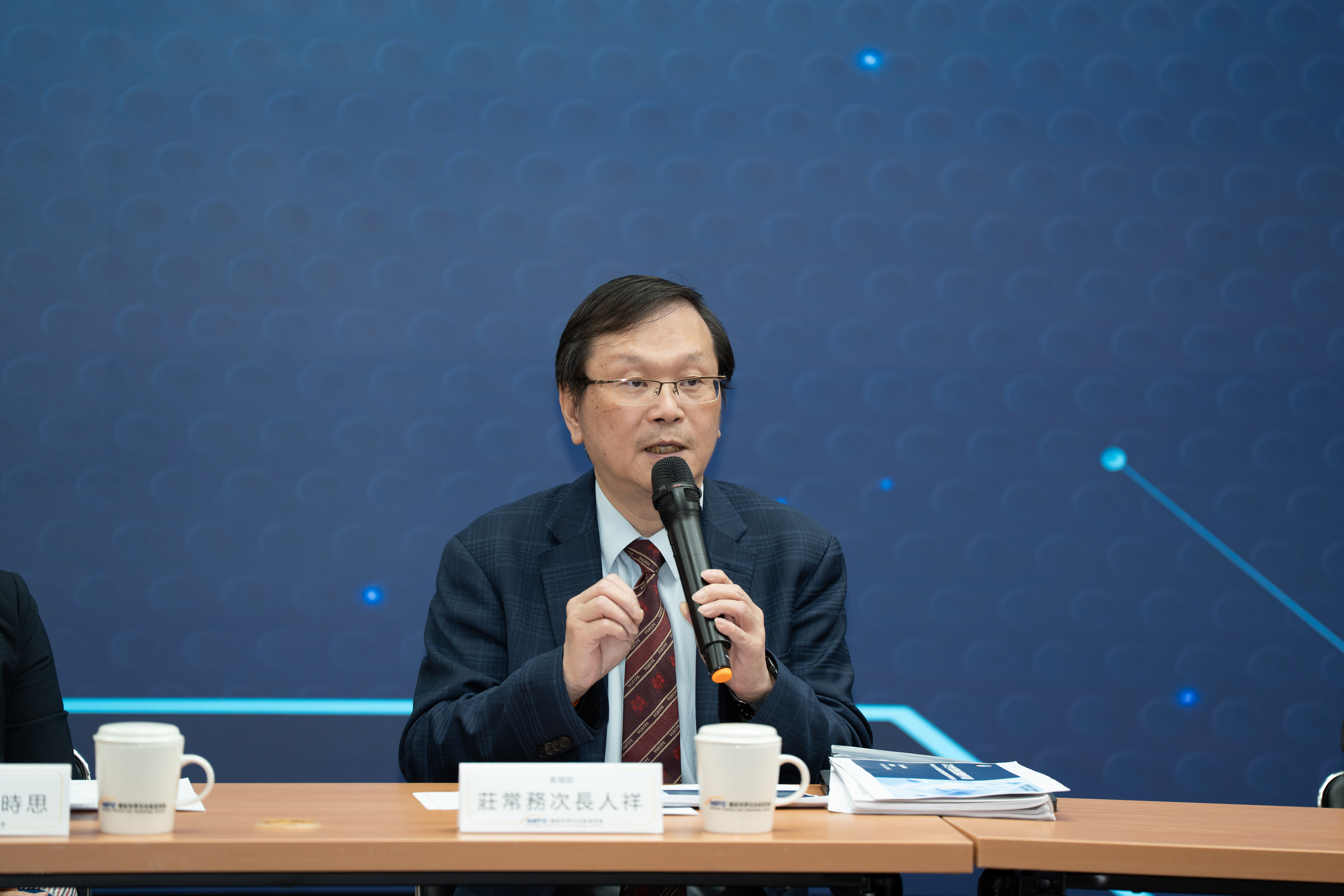 衛福部莊人祥常務次長進一步解釋，FHIR Box技術對於病患和醫療單位的助益，說明其在兩年內的規劃與發展。