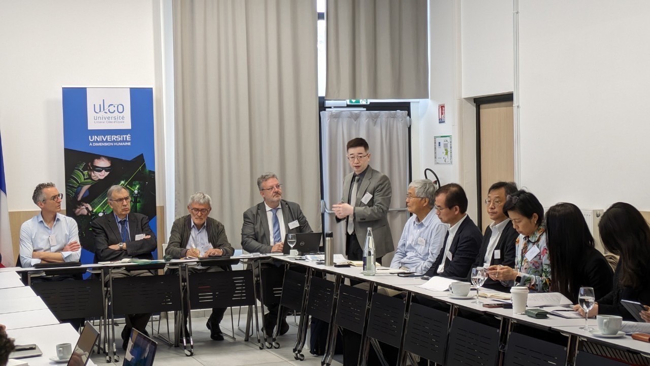 羅夢凡處長(左5)率臺灣淨零訪團與法國珍珠海岸大學產官學聯盟就CCUS、氫能、海洋能與公正轉型等議題進行交流