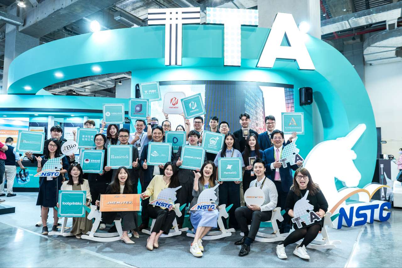 國科會今年6月4日至6月7日在亞洲指標新創展會InnoVEX 2024打造TTA品牌館，國科會產學園區處處長許增如於開展前為新創團隊加油打氣。