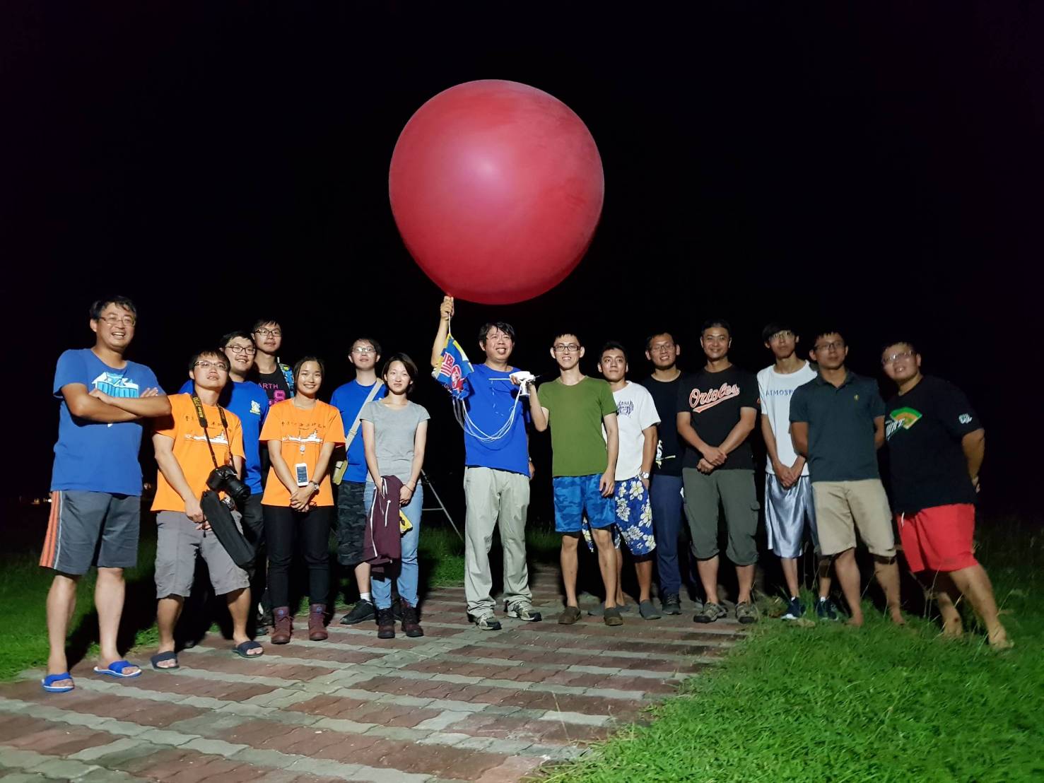 12月4日執行大氣觀測人員與海研一號師生會師太平島並施放探空氣球。