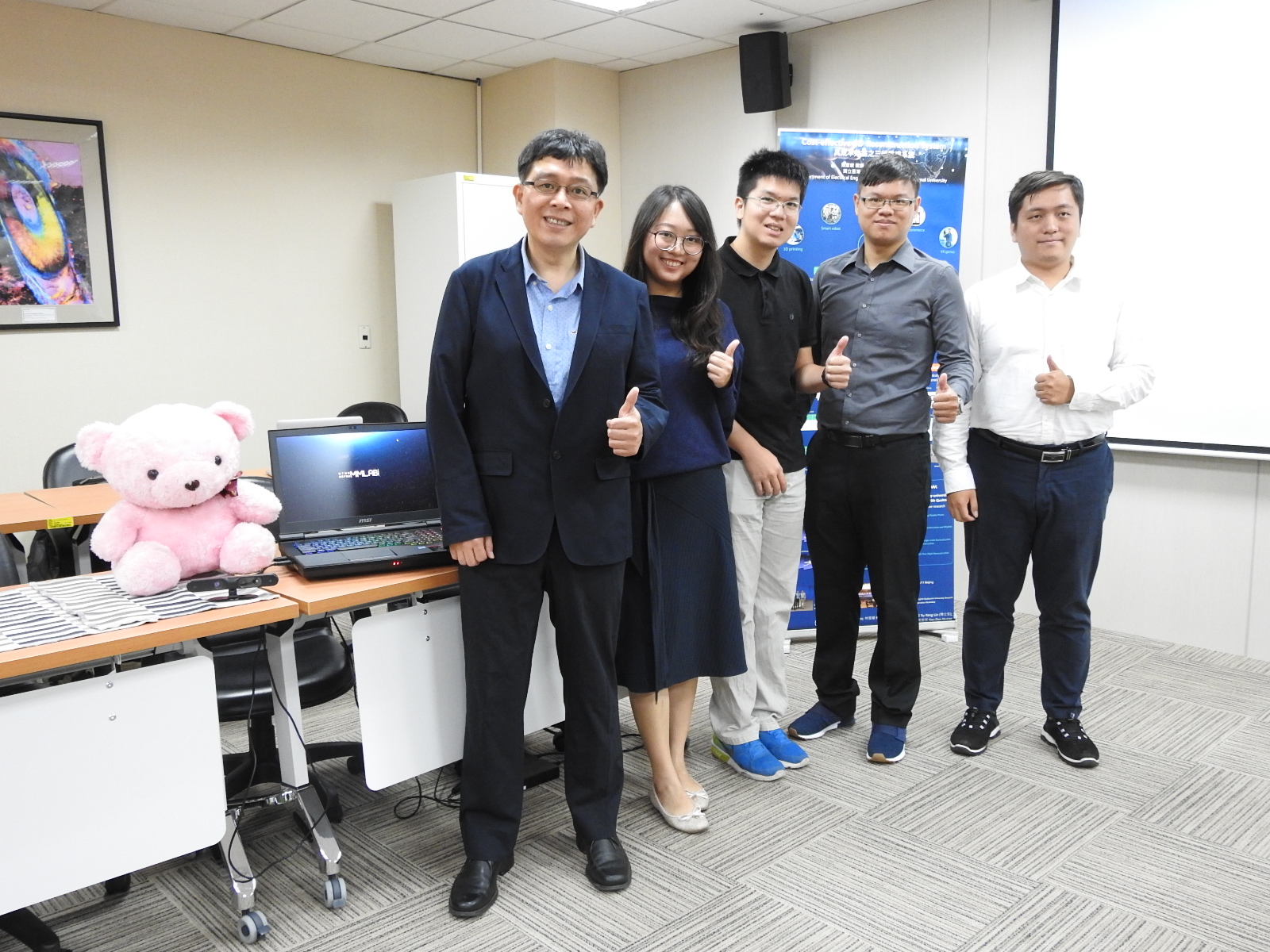 國立臺灣師範大學電機工程學系葉家宏教授研究團隊(左1為葉家宏教授)