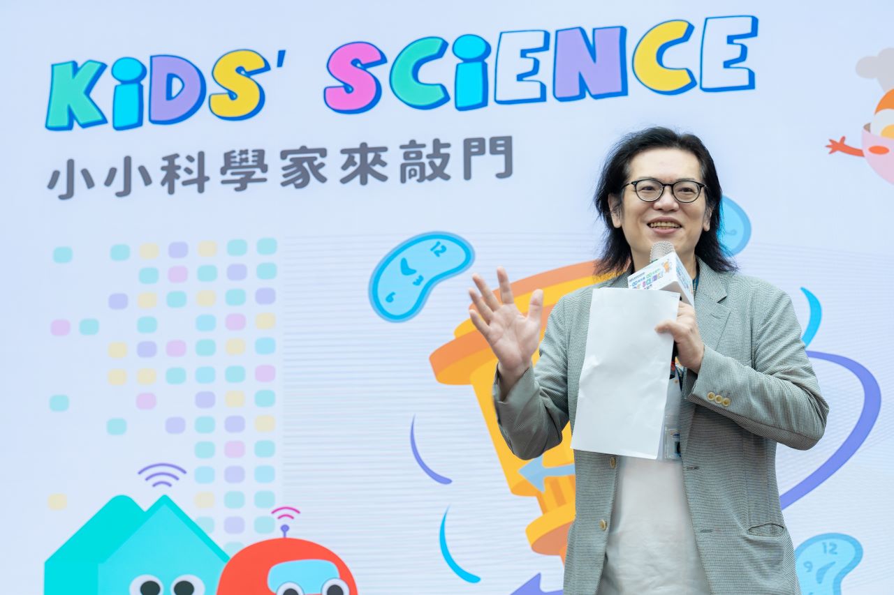 陳炳宇副主委致詞時表示，「Kids’Science」提供孩子們一個認識科學的平台，透過動手實作、親身觀察與互動學習，不僅能培養孩子們的科學素養與解決問題的能力，也為未來持續探索、創新與應用各種科技知識奠定基礎。