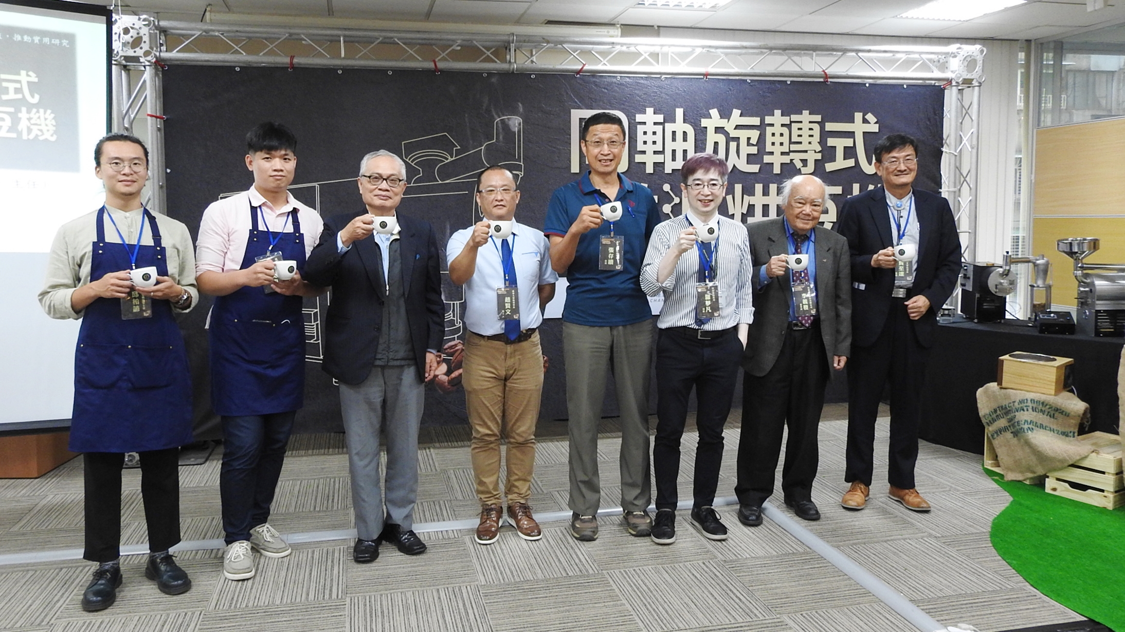 合影為清華大學物理系張存續教授(左3)、清華大學物理系高頻實驗室趙賢文博士(左4)、科技部自然司羅夢凡司長(左6)承德油脂股份有限公司李義發董事長(左7)