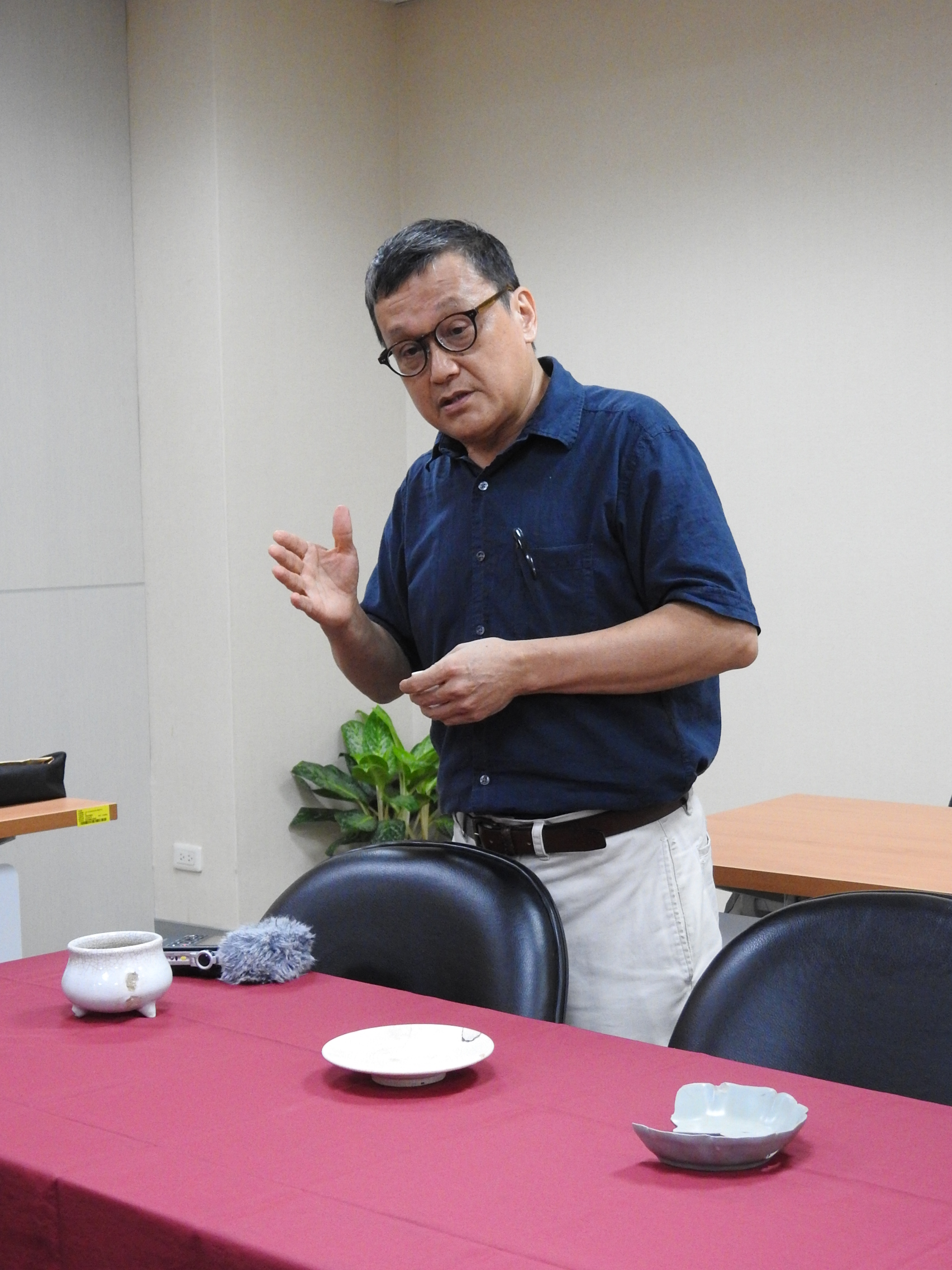 謝明良教授於現場解說