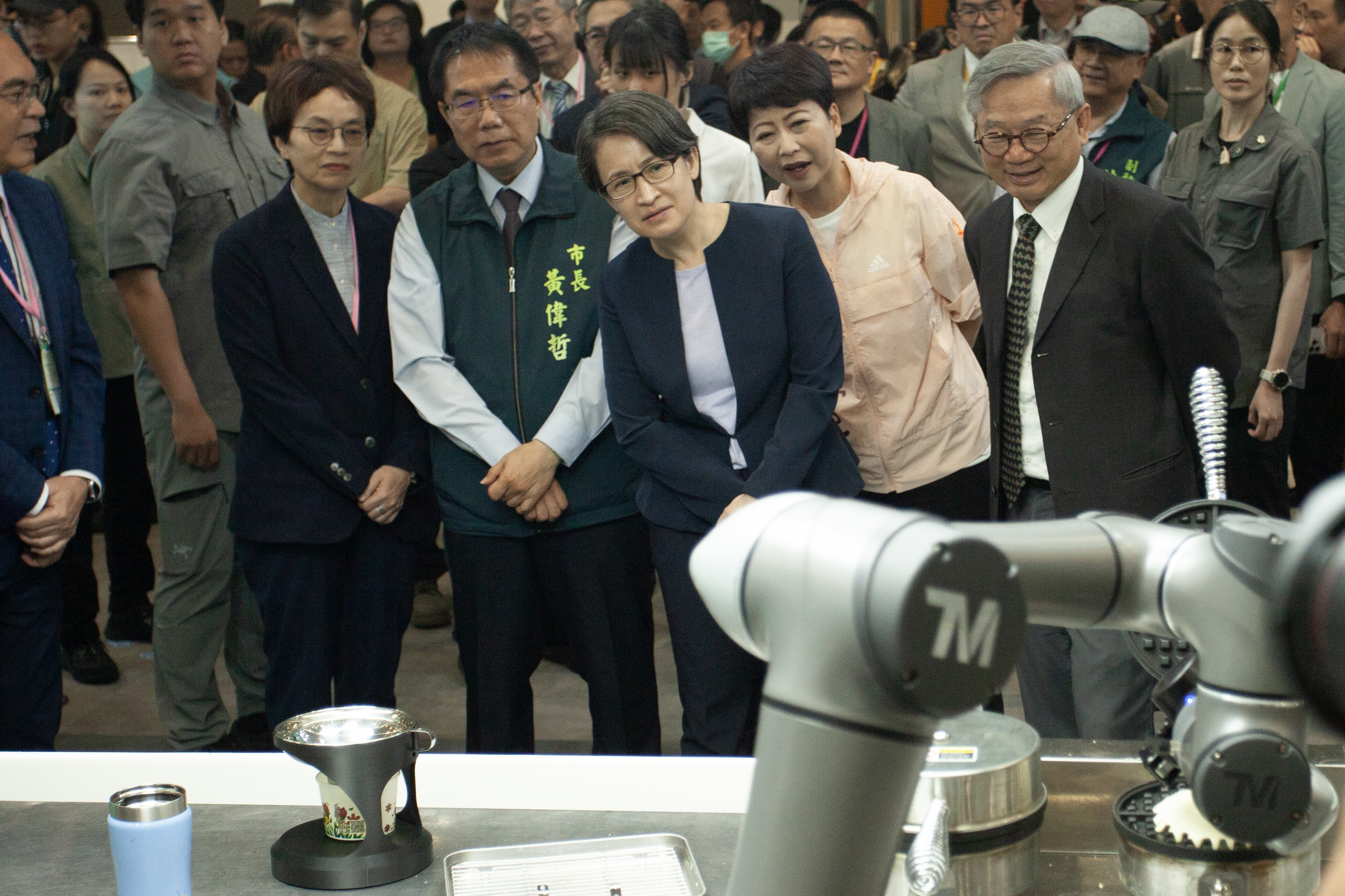 副總統蕭美琴與國科會主委吳誠文(右一)、臺南市長黃偉哲(左二)、立法委員陳亭妃(右二)、臺南市副市長趙卿惠(左一)參觀智慧服務機器人應用展