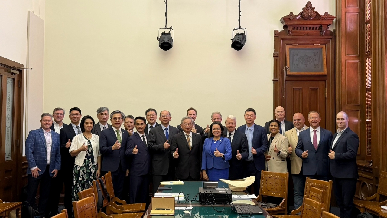 圖一：8月11日德州經濟發展與旅遊部執行總監Adriana Cruz與本會吳主委訪美團合照