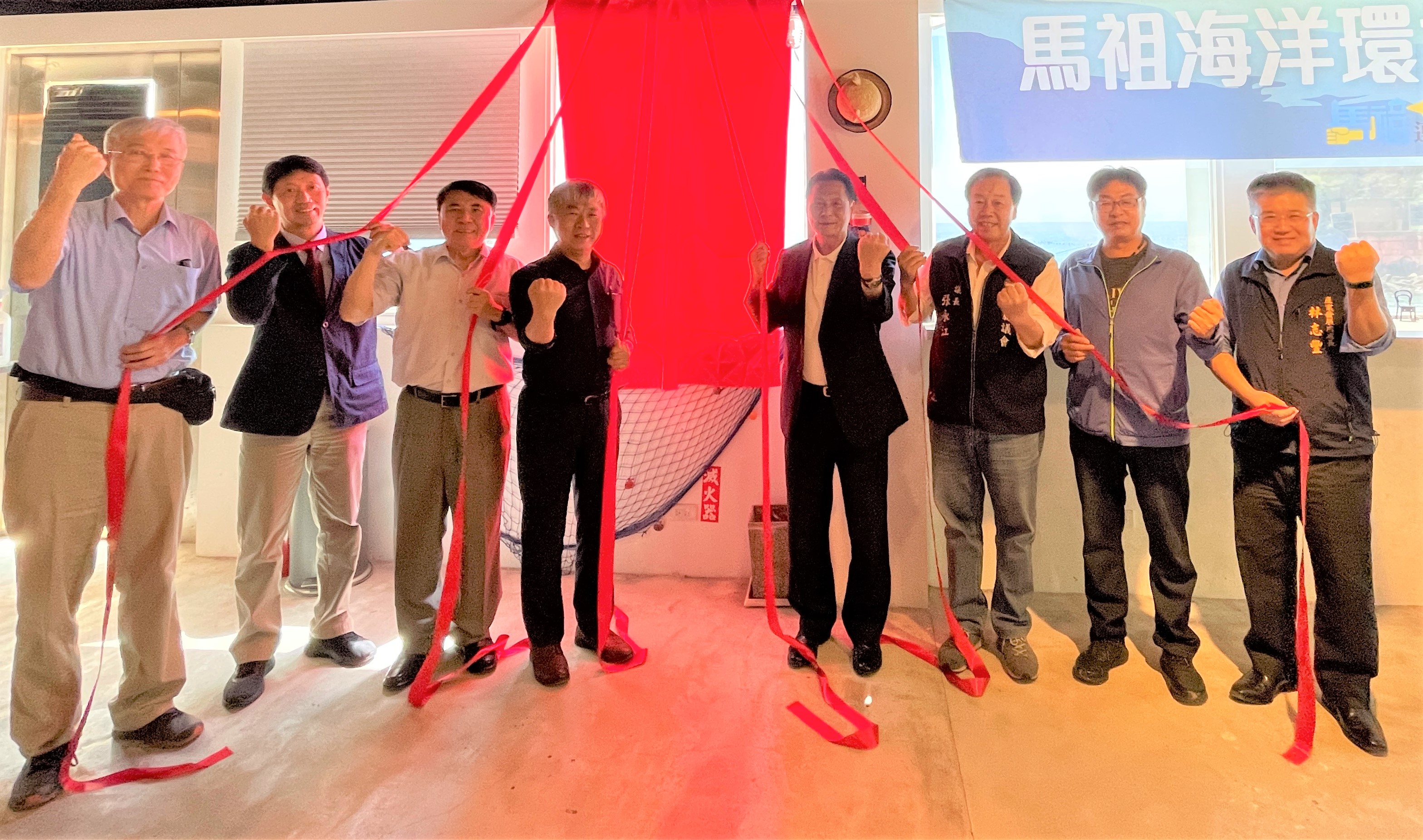 合影為國科會副主委林敏聰(左4)與學研團隊和連江縣縣長王忠銘 (左5)於連江縣啟用大氣與海洋長期觀測浮標(從左至右：臺灣海洋聯盟召集人蔣國平、國立臺灣大學海洋研究所教授詹森、國立臺灣海洋大學校長許泰文、國科會副主委林敏聰、連江縣縣長王忠銘、連江縣議長張永江、連江縣產發處處長林志豐)