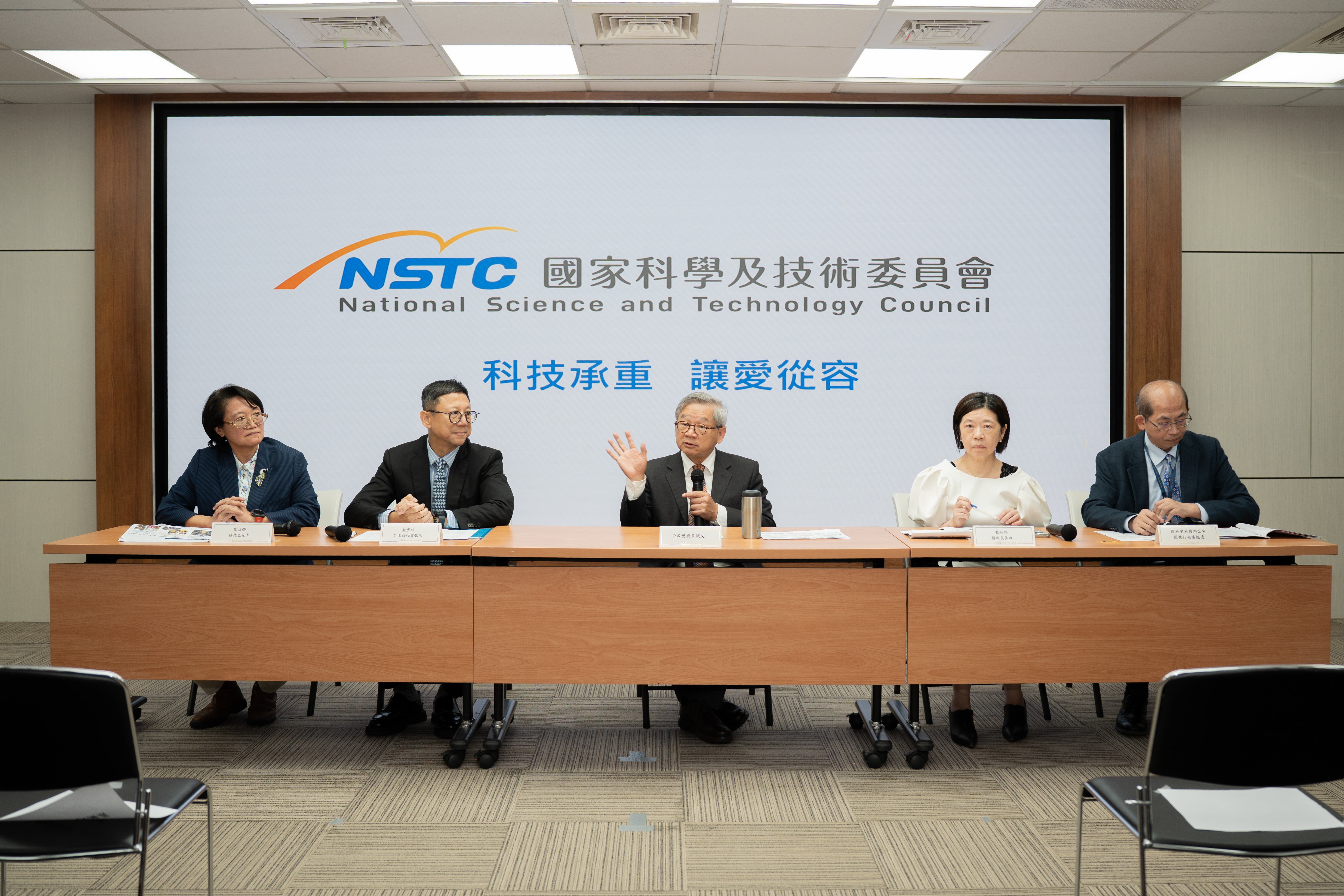 行政院吳誠文政委補充說明。台上左起為衛福部楊芝青技監、經濟部莊銘池主任秘書、行政院吳誠文政務委員、數發部楊佳玲政務次長及國科會科技辦公室張振豪執行秘書。