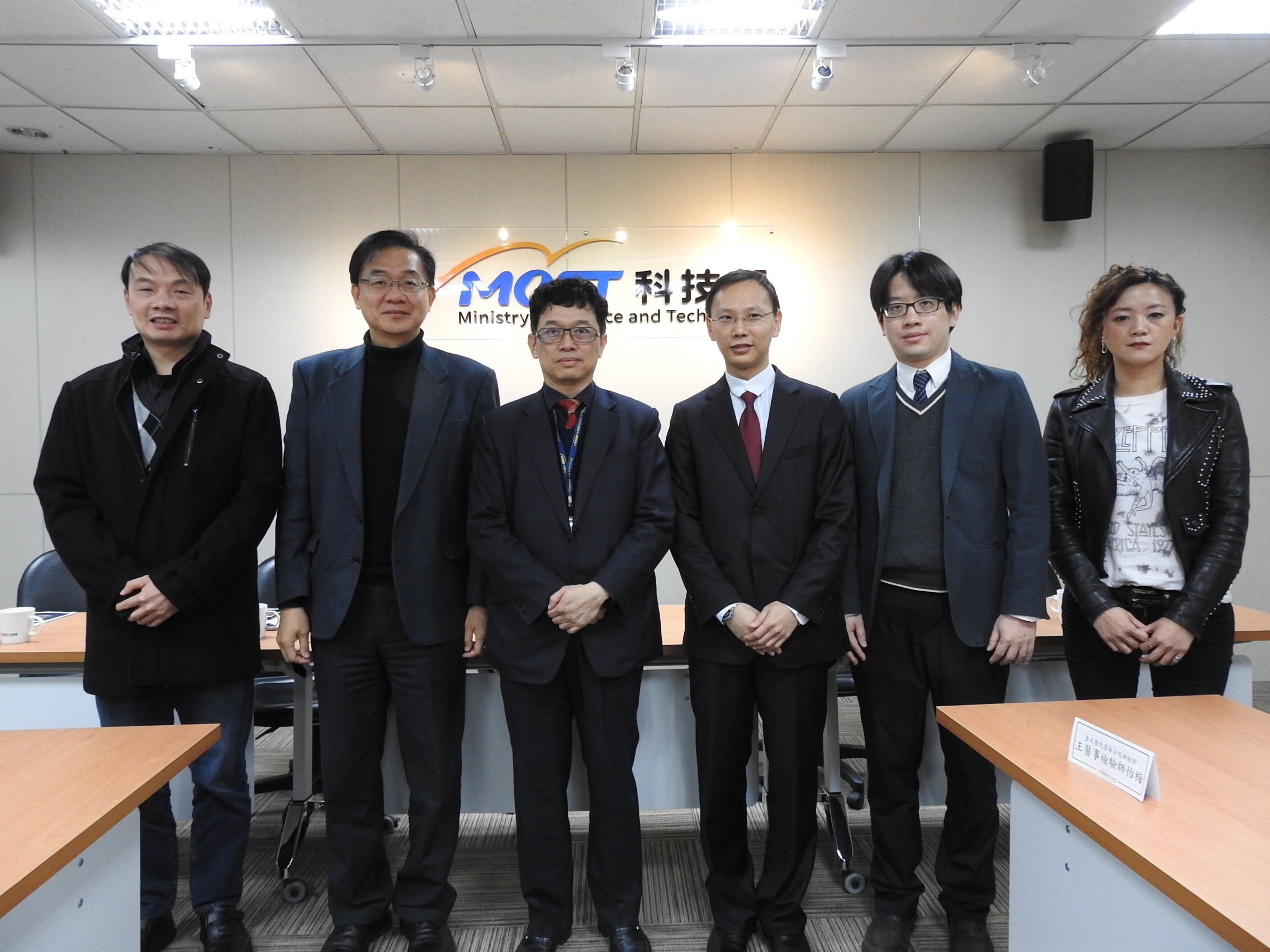 合影左起為臺大賴文崧教授、科技部生科司陳鴻震司長、科技部謝達斌次長、臺大醫學院潘明楷助理教授、花蓮慈濟醫院王緒斌主治醫師、臺大醫學院附設醫院雲林分院神經部王怡梅醫事檢驗師