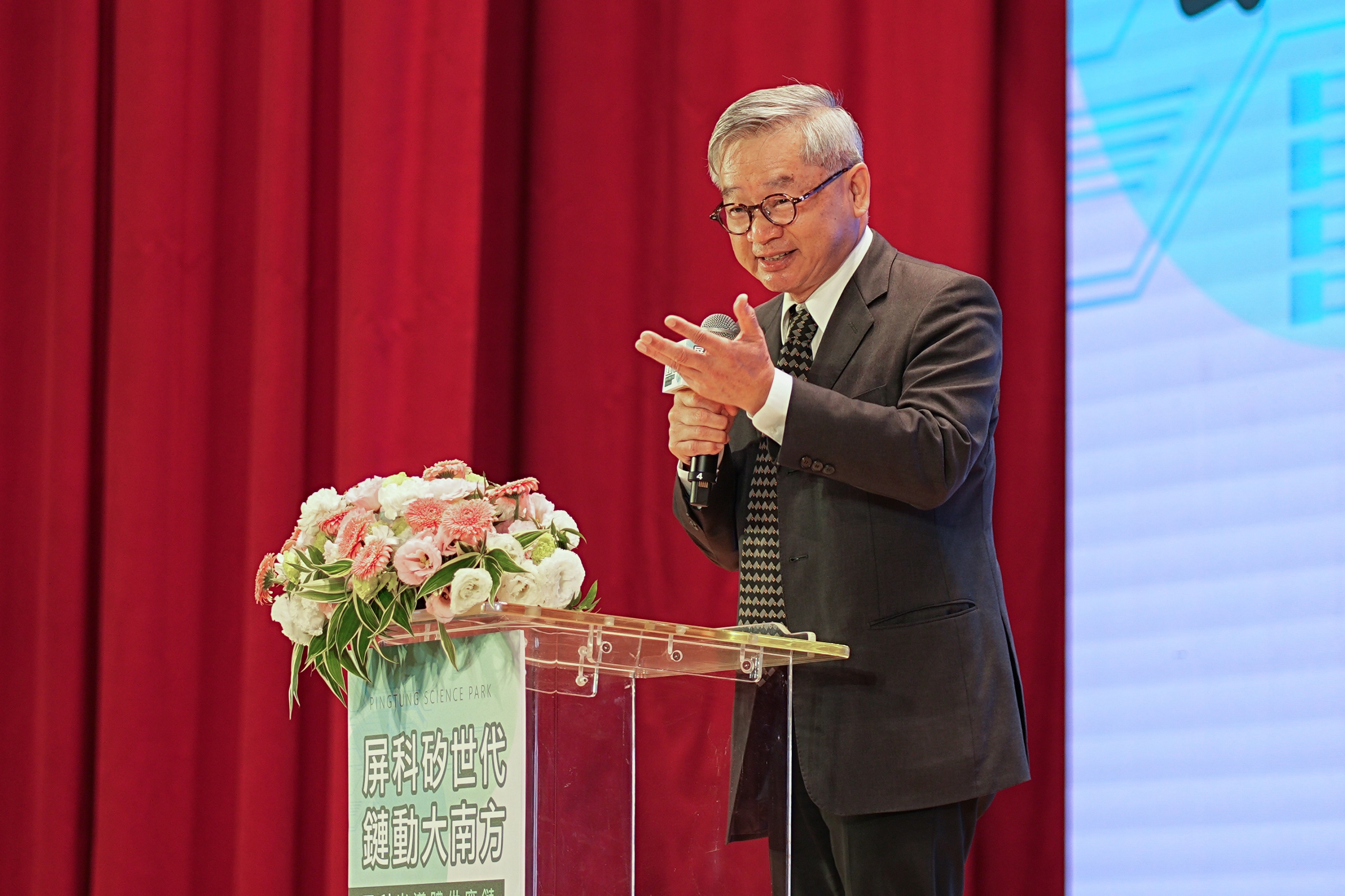 國科會主委吳誠文指出，此次規劃啟動的半導體供應鏈專區，將以「整體運籌」、「智慧製造」、「資源循環」及「科技建廠」為四大核心主軸，透過建置研發平臺協助產業技術升級，並加速與國際標準接軌。