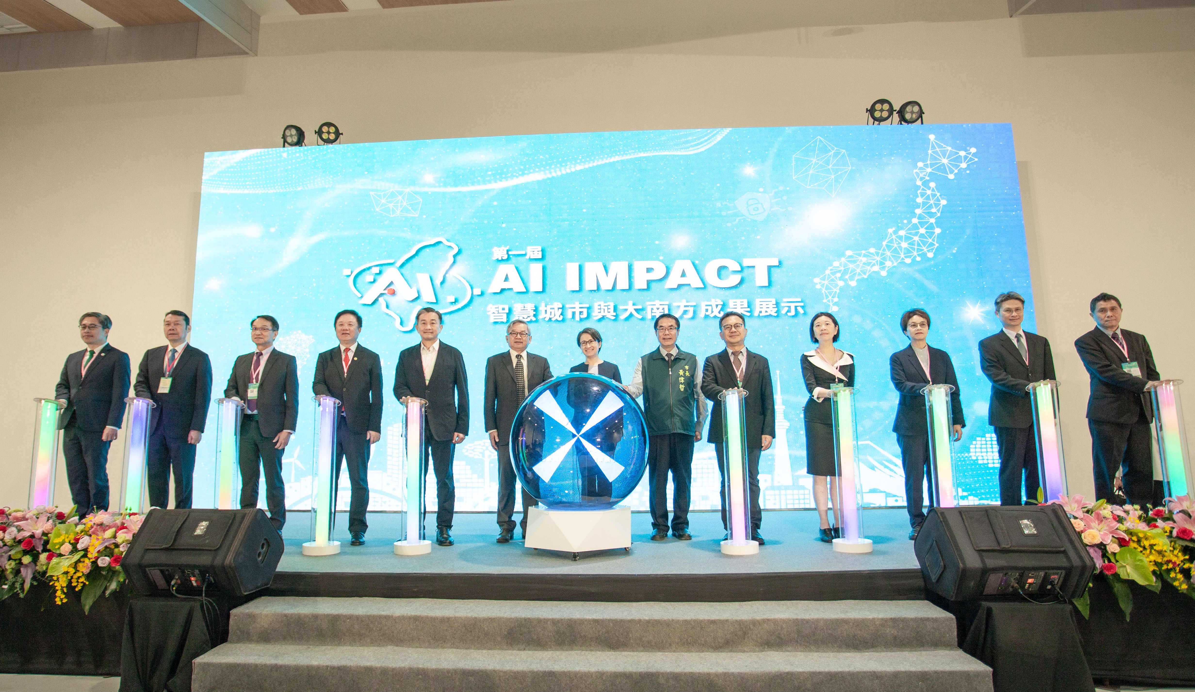 AI大樓焦點儀式大合影 今（28）日舉辦「主權AI-臺日全光網路智慧城市應用發佈會」暨「第一屆AI Impact：智慧城市與大南方成果展示」見證中央跨部會與地方攜手合作，推動「大南方新矽谷」發展的階段性成果。 左起： 國研院院長蔡宏營、奇美醫院院長林宏榮、臺灣恩悌悌執行長廖宇、中華電信董事長簡志誠、立法委員王定宇、國科會主委吳誠文、副總統蕭美琴、臺南市長黃偉哲、國發會副主委詹方冠、數發部次長楊佳玲、臺南市副市長趙卿惠、國科會副主委蘇振綱、鈺登科技總經理劉明壽。