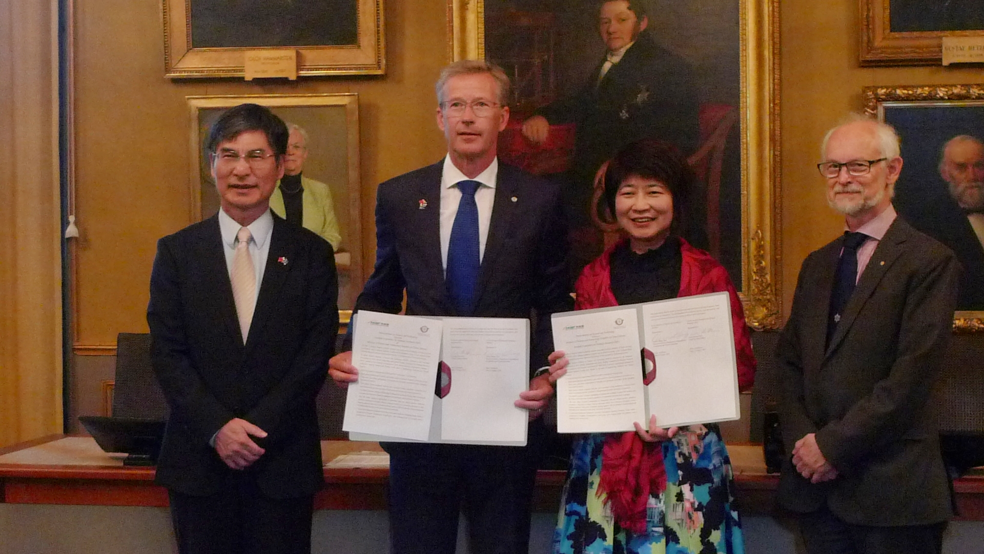 科技部部長陳良基(左1)與瑞典皇家科學院院長Larhammar(右1)共同見證科技部科教國合司長黃心雅(右2)與瑞典策略研究基金會執行長Hultman執行長共同簽署科學合作備忘錄