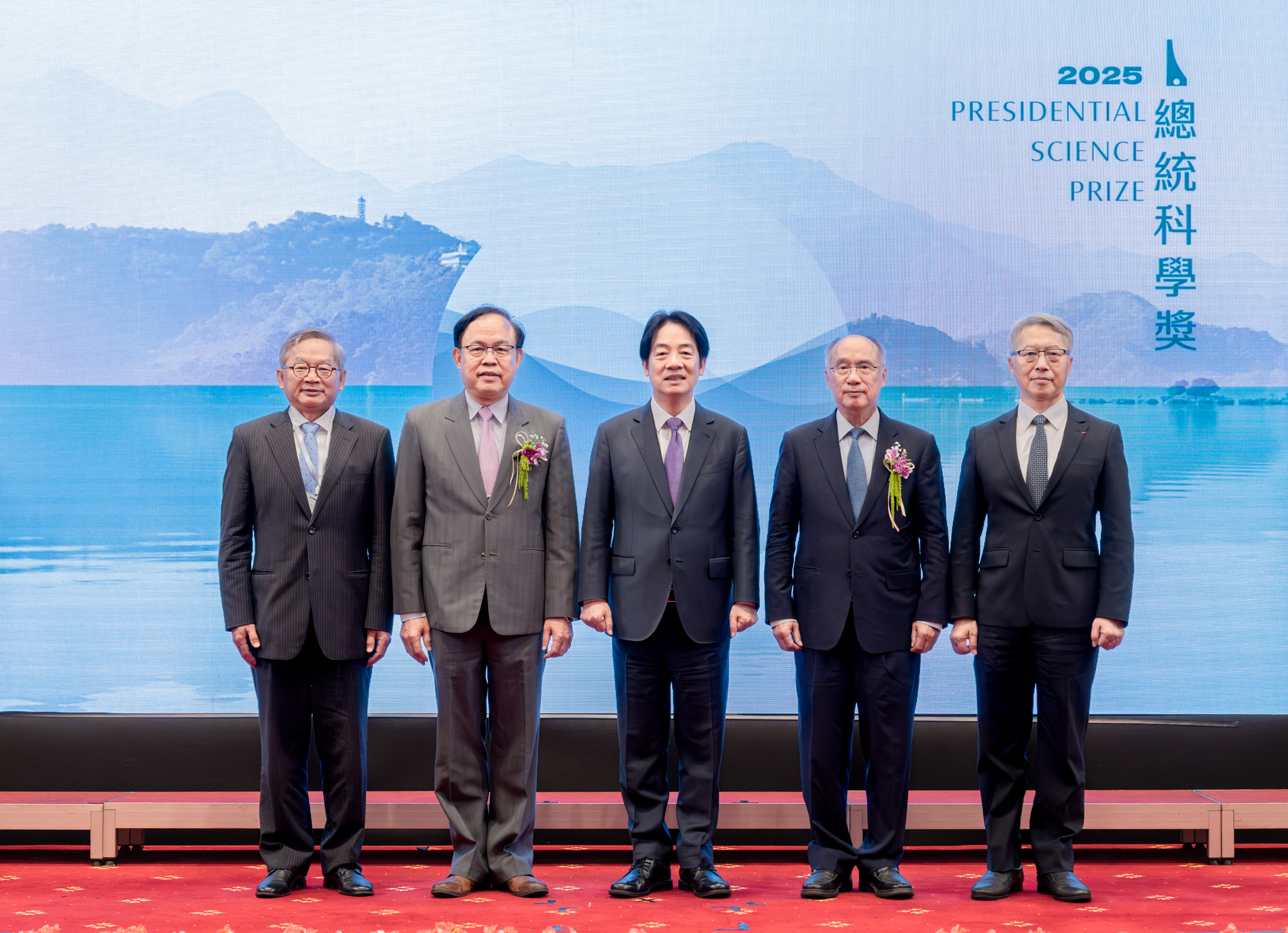 總統府頒發2025年總統科學獎，兩位獲獎者分別為：生命科學組的梁賡義院士及工程科學組的葉均蔚院士，兩位獲獎院士終身投注於科學探索與人才培育，成就跨世代的深遠影響。 左起：國科會主委吳誠文、葉均蔚院士、總統賴清德、梁賡義院士、召集人中央研究院院長廖俊智。