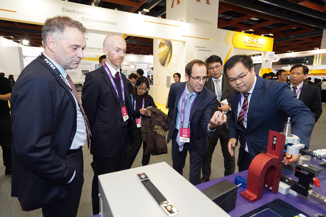 An academic research team demonstrates its latest technology and interacts with international participants in the exhibition.