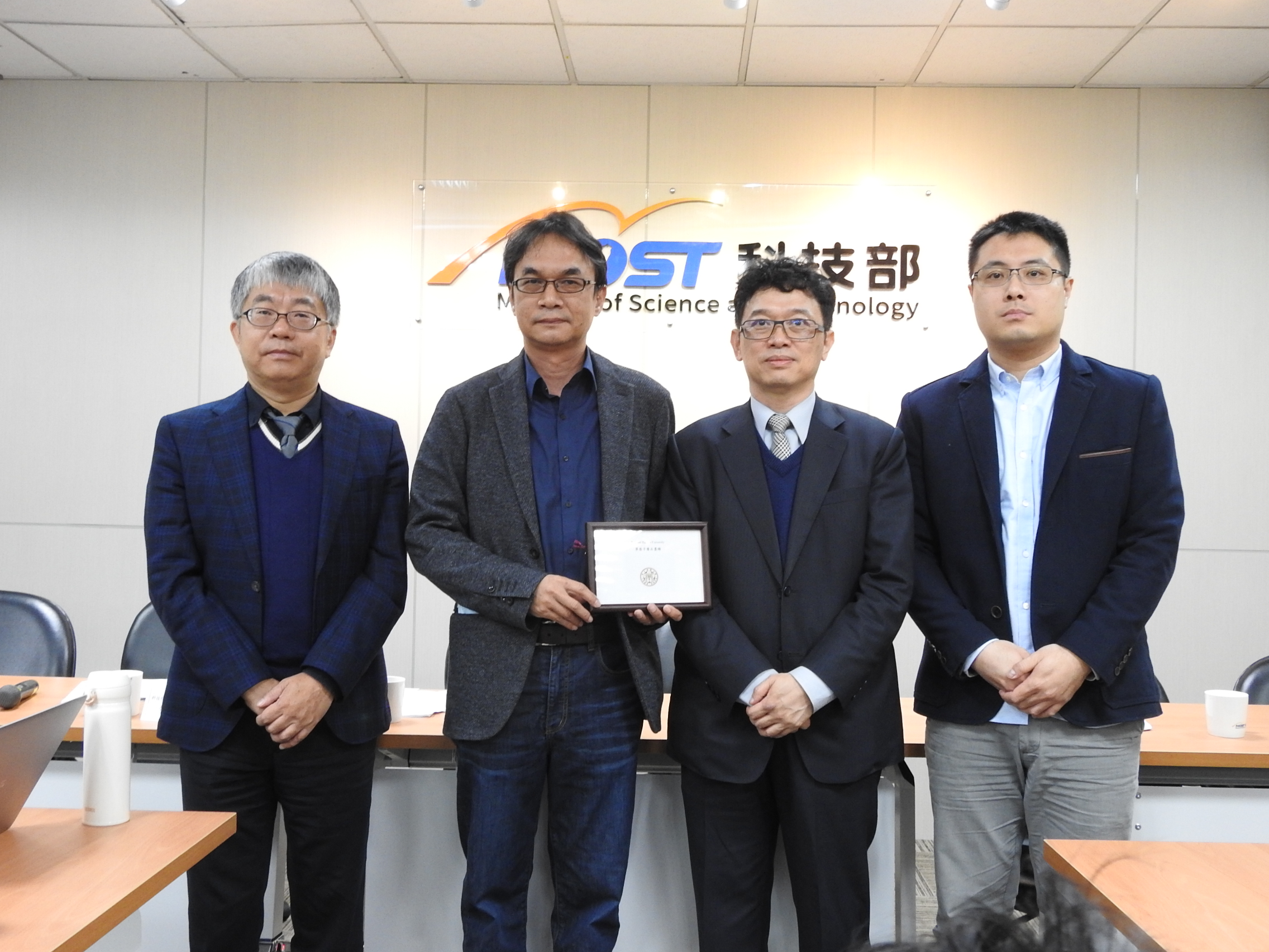 合影左起為科技部自然司林敏聰司長、台灣大學材料系陳俊維教授、科技部謝達斌次長、東海大學化學系王迪彥助理教授