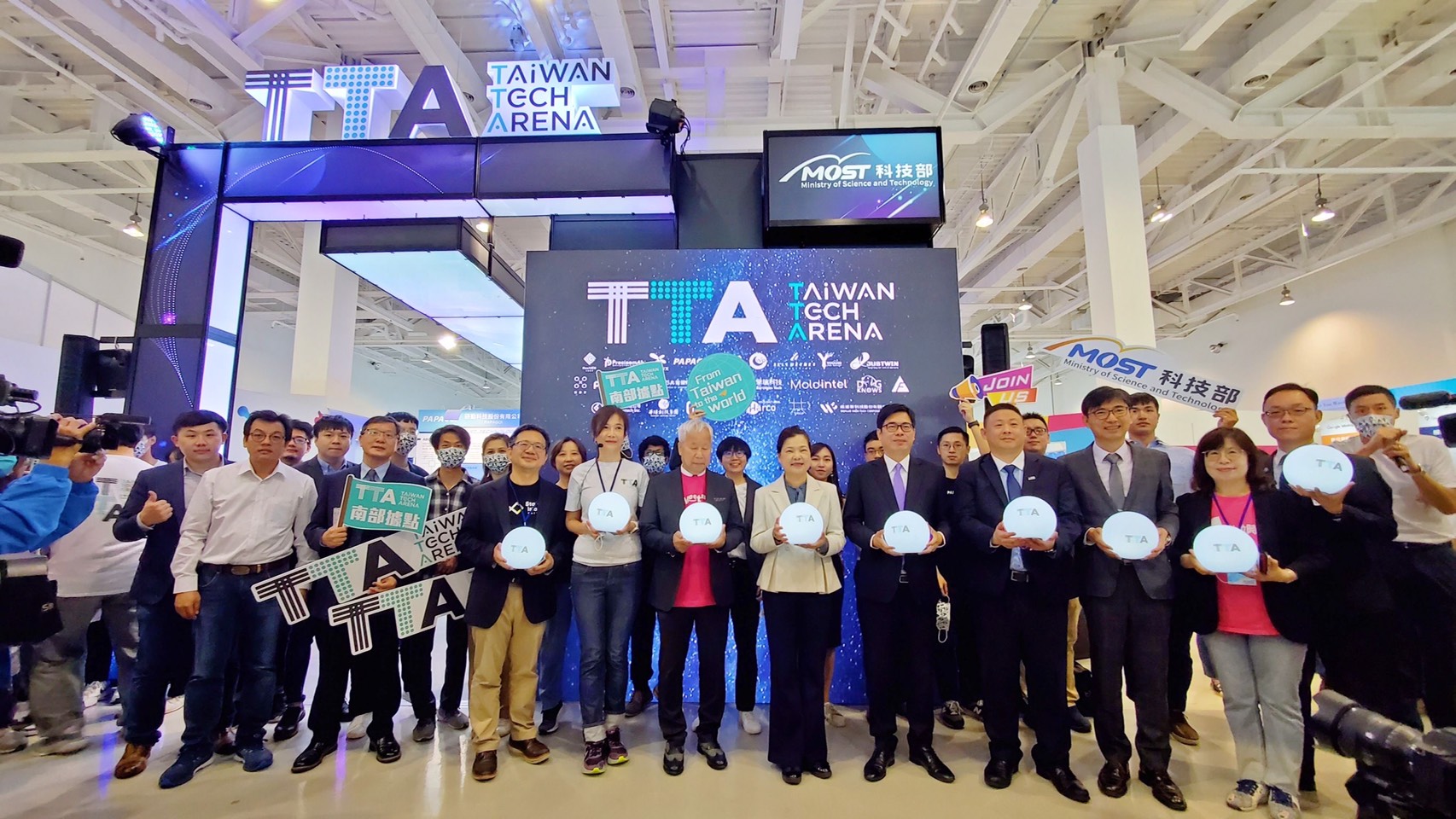 科技部TTA品牌館於高雄Meet Greater South新創展會盛大開幕，舉光球者由左至右為國發會處長詹方冠、科技部產學及園區業務司司長許增如、數位時代榮譽發行人何飛鵬、經濟部部長王美花、高雄市長陳其邁、AIT高雄分處處長禹道瑞(Mason Yu) 
