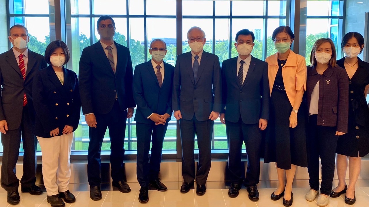 科技部吳政忠部長一行於6月9日拜訪美國國家癌症研究所（NCI）合影