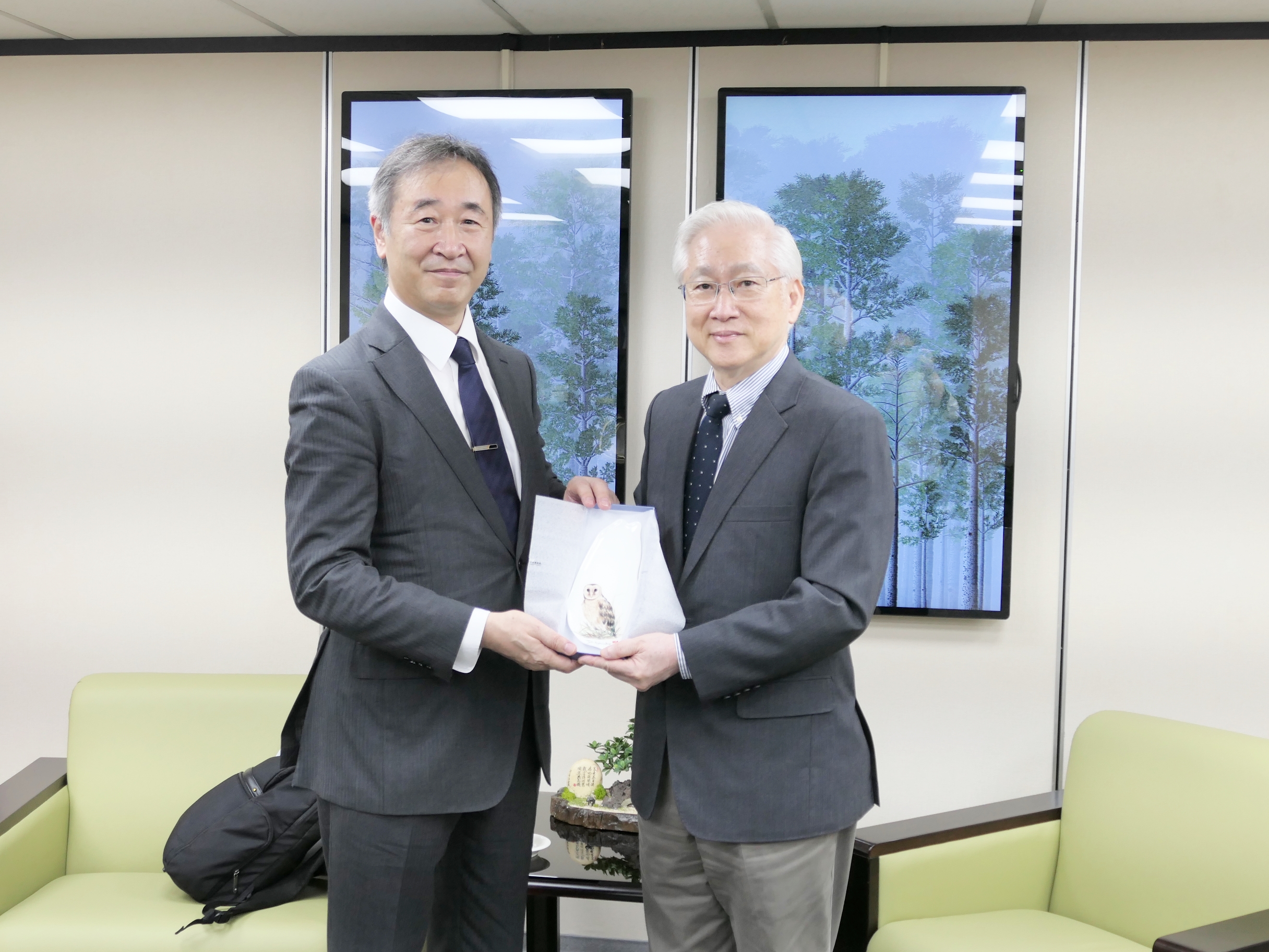 諾貝爾物理學獎得主暨日本重力波探測專家梶田隆章(Takaaki Kajita)教授(左)與國科會吳政忠主委