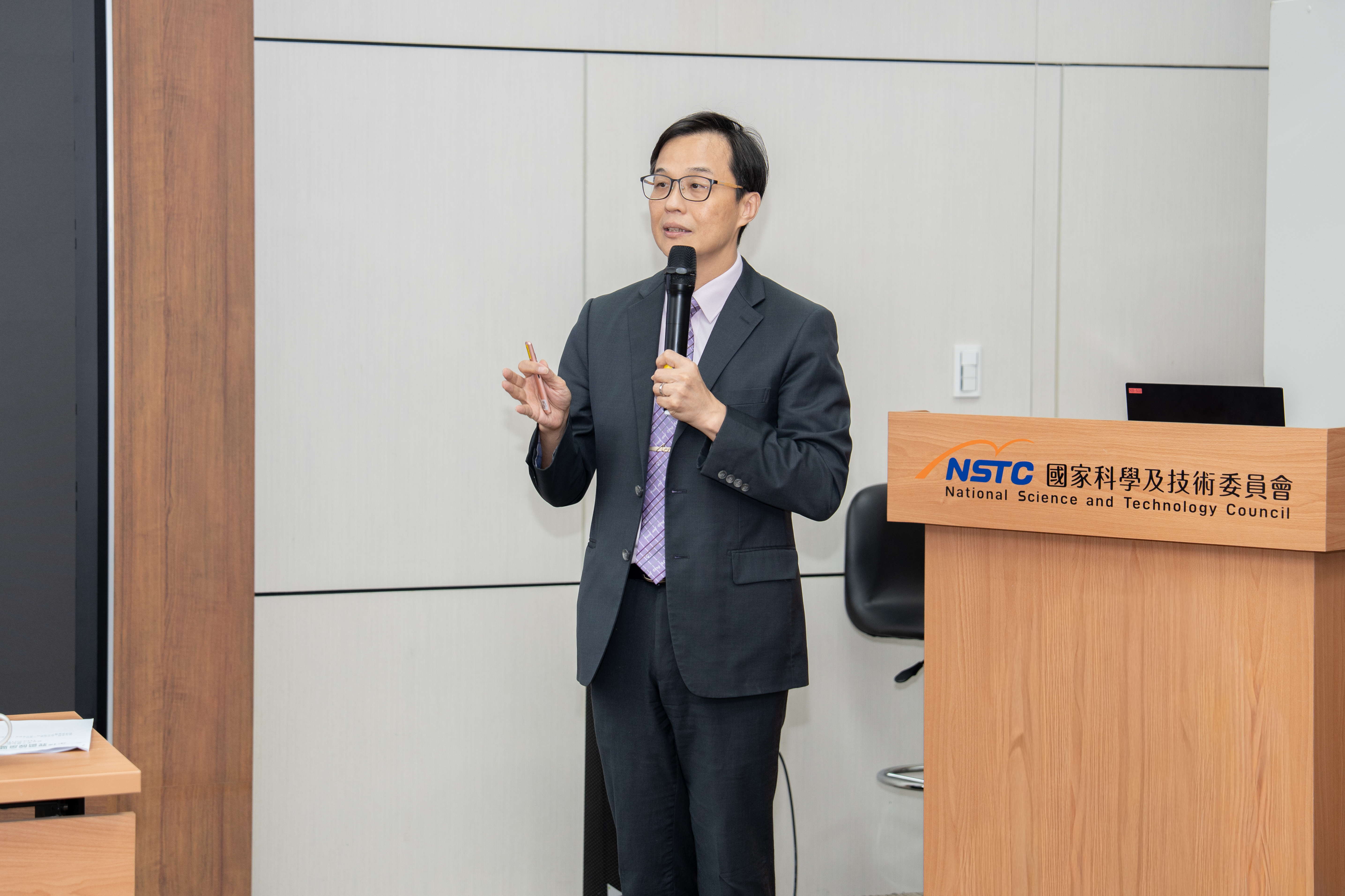 衛福部食藥署姜至剛署長針對「生技醫藥結合健康照護共創健康臺灣」進行簡報，以「Healthy Taiwan for All」為願景，提出五大策略，打造健全的生醫創新環境。