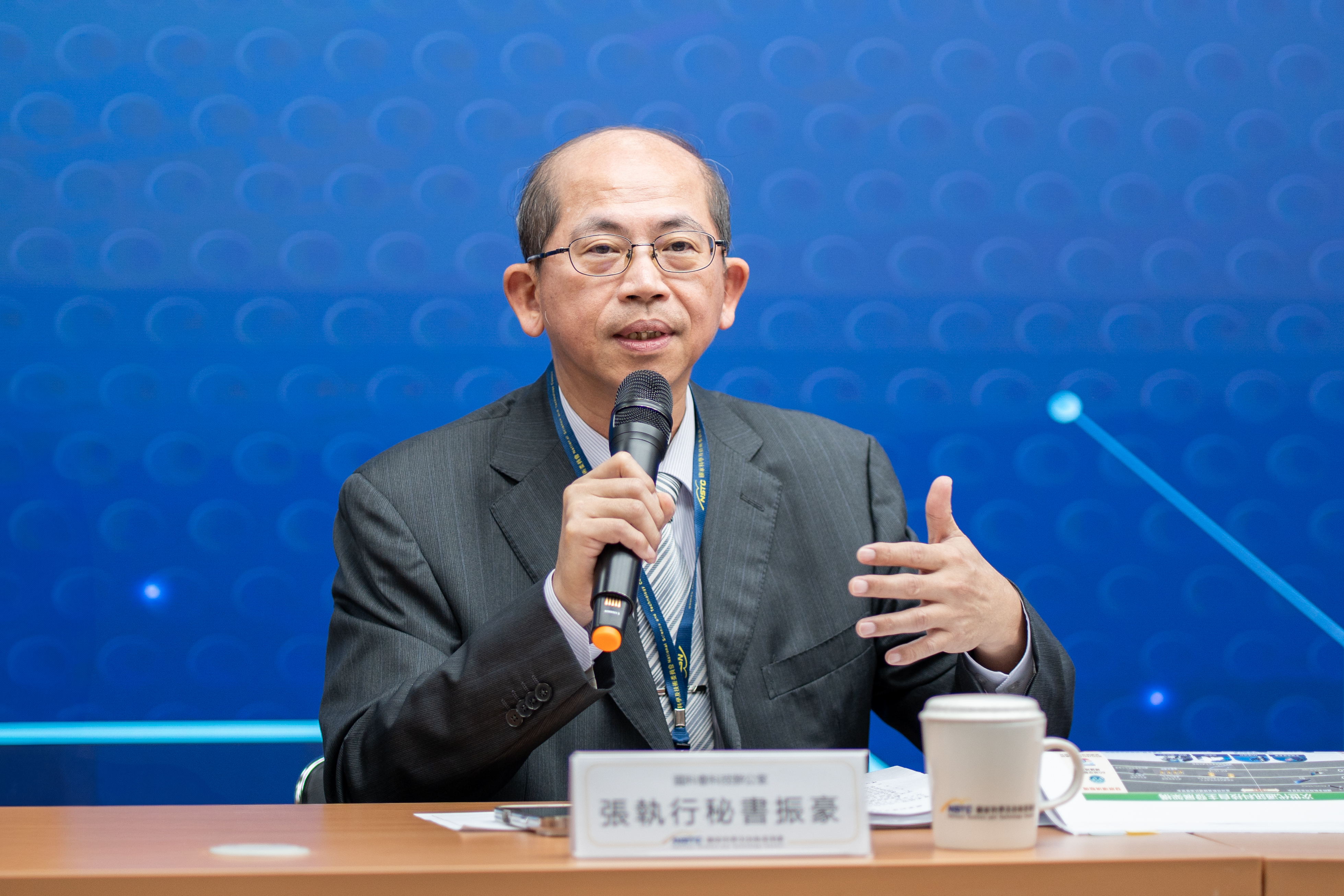 國科會科技辦公室張振豪執行秘書說明「次世代通訊科技發展方案草案」，該方案預計於未來六年(2025-2030年)協力產官學研界共同發展，加速臺灣通訊產業的布局。