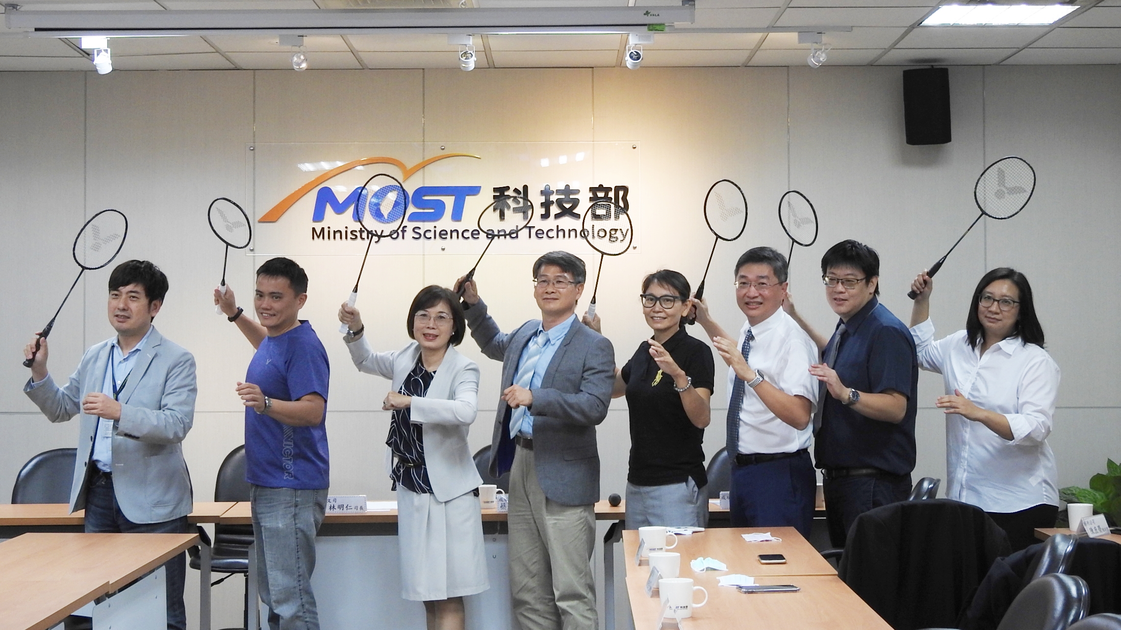合影左起為科技部人文司林明仁司長、勝利公司柯泓全副協理、新豐高中陳惠珍校長、成大蔡佳良教授、新豐高中李宜勳學務主任、成大王振興教授、逢甲大學許煜亮教授、成功大學蔡一如教授