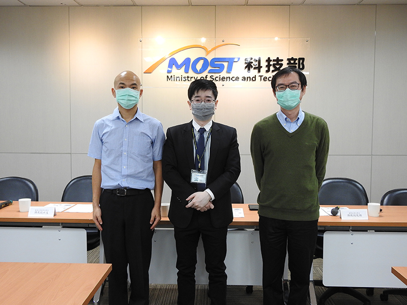 合影左起為台東大學應用科學系陳以文教授、科技部自然司羅夢凡司長、台灣大學化學系陳俊顯教授