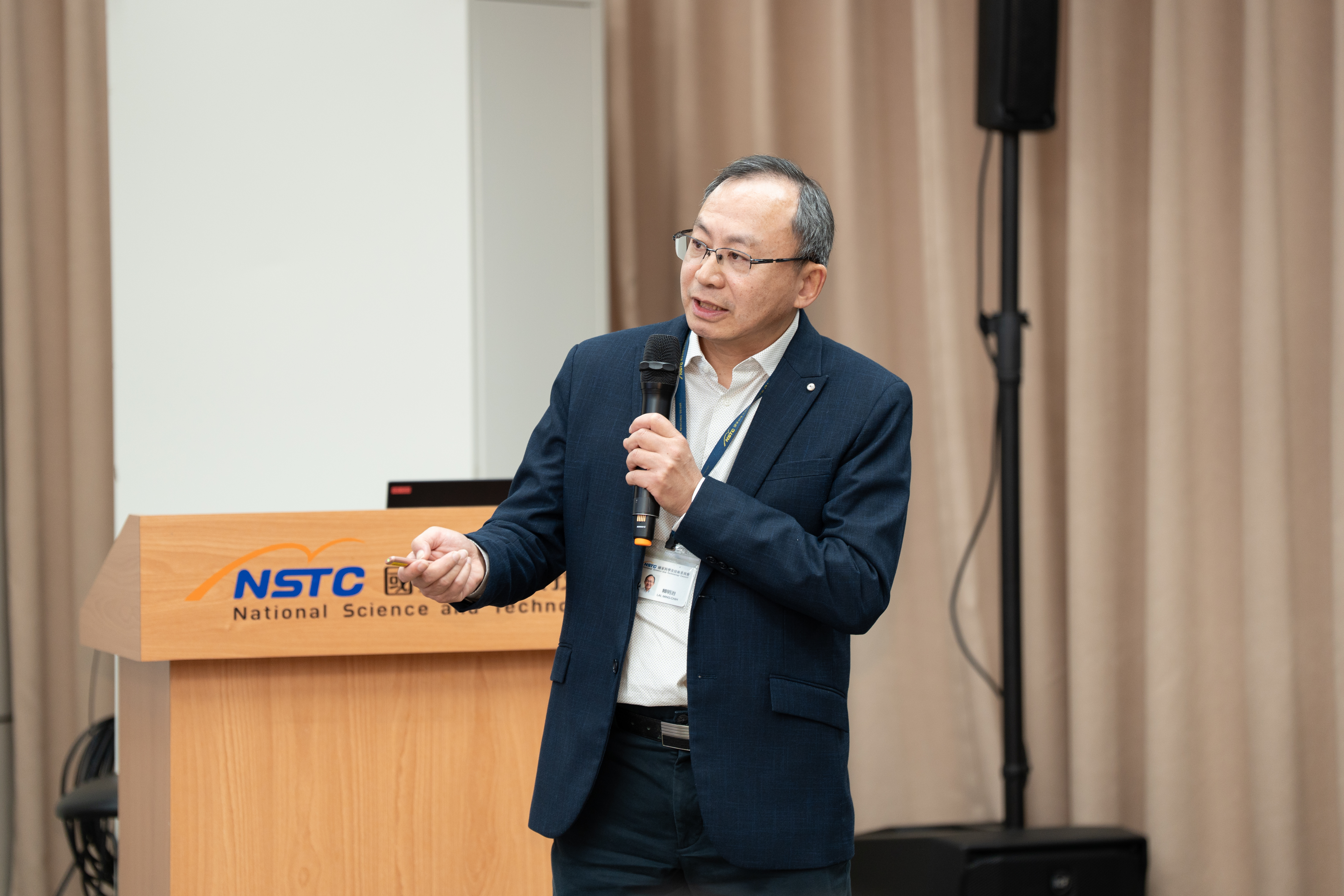 國科會自然處賴明治處長談到：為深化國際鏈結，臺芬IQM合作引進的量子電腦已完成驗收，預計2026年開放服務。