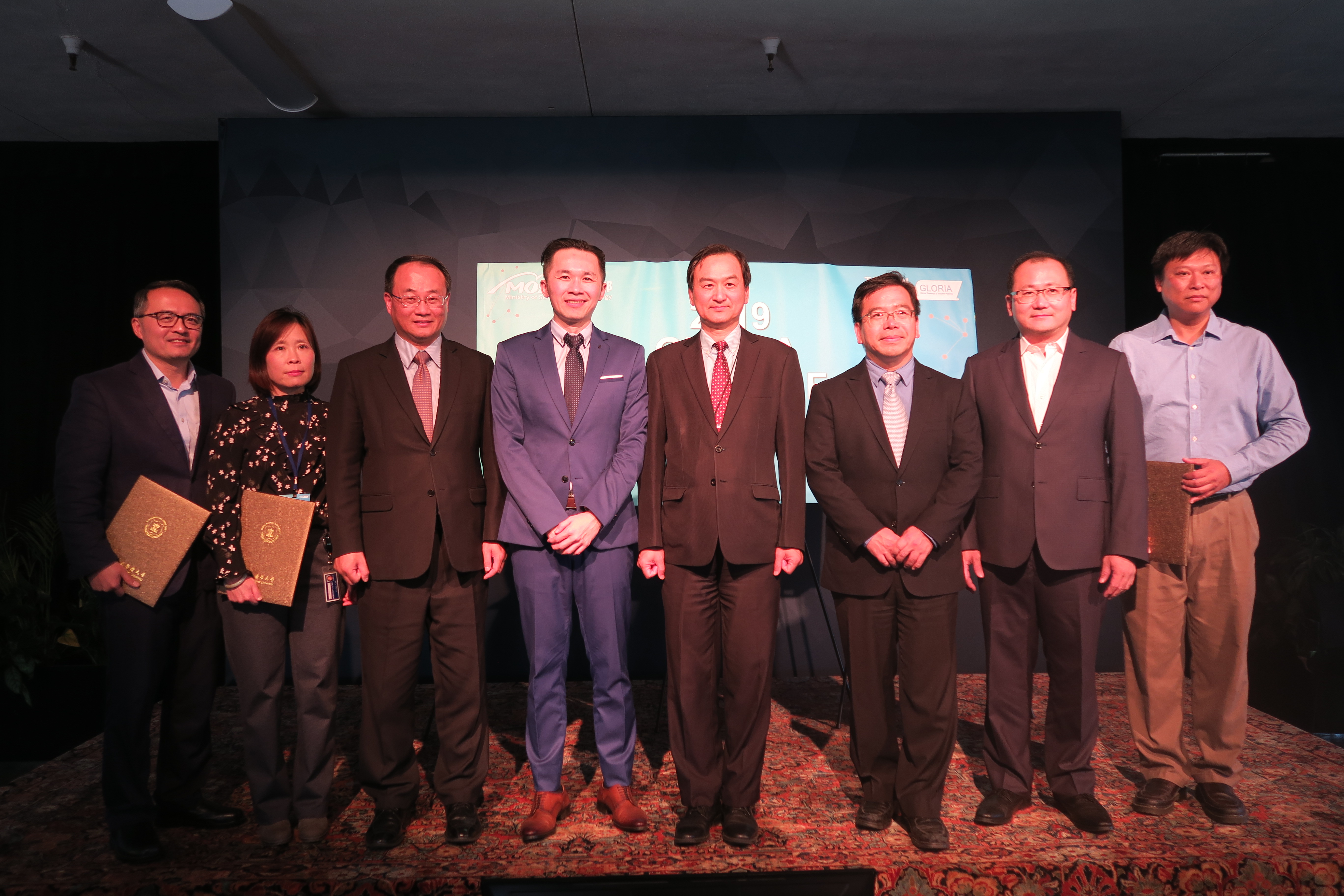 科技部GLORIA美西招商媒合會促成4件國際產學合作案簽署，結盟策略夥伴並創造美西市場商機。(左起為MedicusTek co-founder C. Jason Wang、Apeximmune Therapeutics CEO Li-Fen Lee、台北醫學大學副校長吳介信、科技部科長許華偉、科技部前次長蘇芳慶、駐舊金山科技組組長葉至誠、SAP Head of Strategic Business Unit Richard Chen、AiCare CEO Sean Tan)
