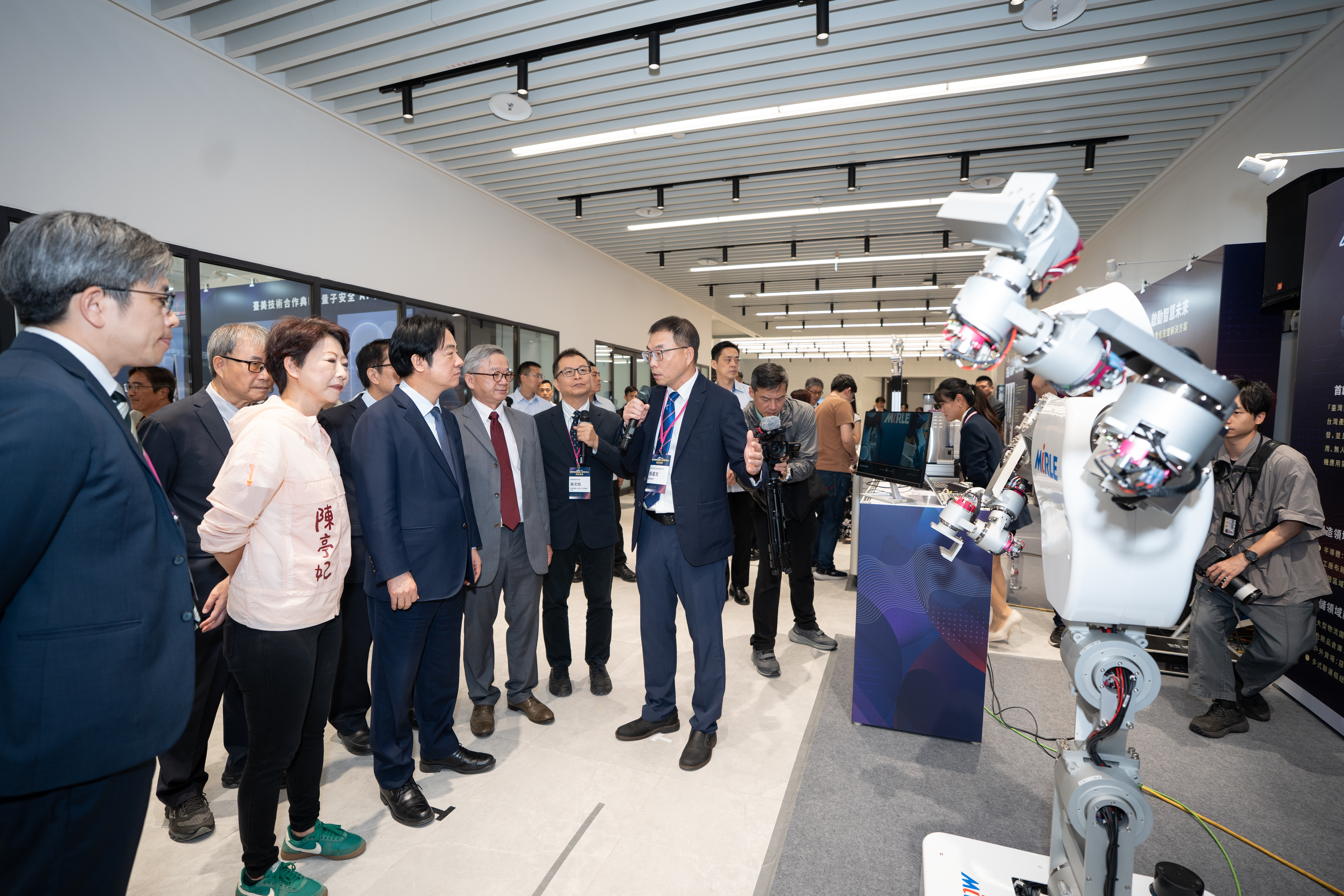 賴清德總統與國科會主委吳誠文參觀廠商攤位，聽取介紹。
