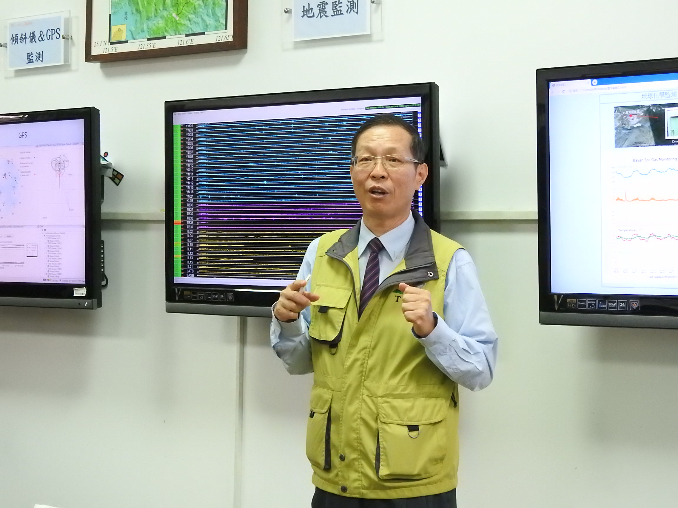 林正洪研究員於大屯火山觀測站內解說