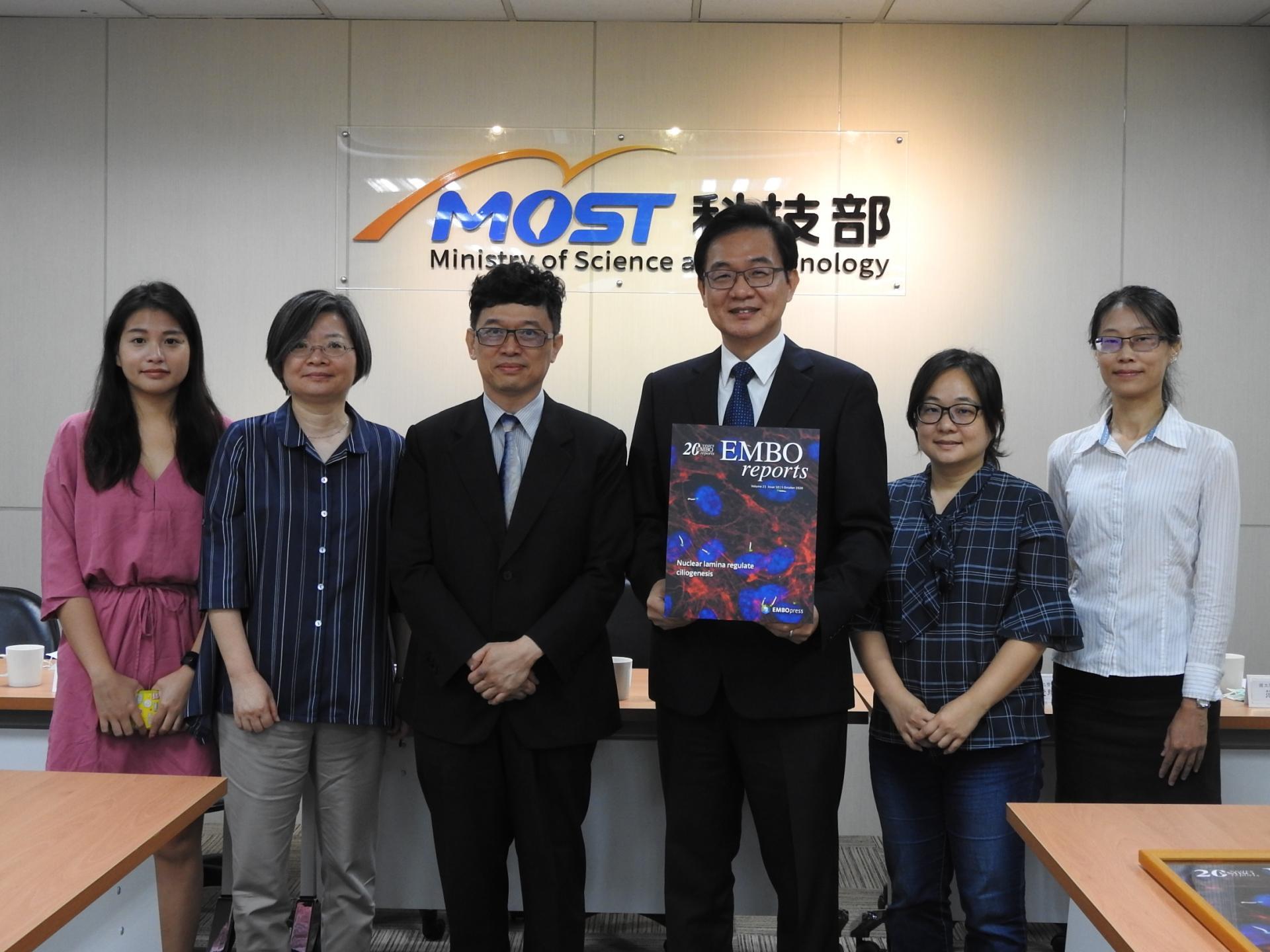 合影左起為陽明大學生化暨分生所褚璟彤助理、陽明大學生化暨分生所游麗如教授、科技部謝達斌政務次長、陽明大學生化暨分生所陳鴻震講座教授、陽明大學生化暨分生所王琬菁副教授、陽明大學生化暨分生所范嘉榕博士