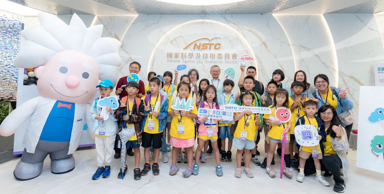 國科會於今(21)、明(22)兩日舉辦「Kids’Science—小小科學家來敲門」活動，將科技大樓化身科學樂園，共設置25個科學市集攤位、播放4部科普影片及安排8場科學表演等寓教於樂的活動，結合闖關集點遊戲，帶領學童了解日常生活中的科學。 國科會主委吳誠文(後排左5)、立法委員陳培瑜(後排左4)、國科會科國處處長李旺龍(後排左1)。